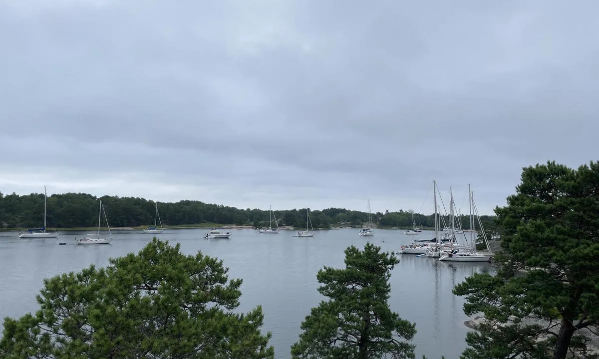 Grönskärsfladen - Skoboraden: {"base": "se", "no": "Utsikt fra s\u00f8r. Ankring ved berg og p\u00e5 svai. OBS! Ved innl\u00f8pet p\u00e5 SB side ligger et vrak fra 1100-tallet. Plassen er markert med ankringsforbud.", "se": "Vy fr\u00e5n syd. Ankring vid ber och p\u00e5 svaj. OBS! Vid inloppet p\u00e5 SB sida ligger ett vrak fr\u00e5n 1100-talet. Platsen \u00e4r markerad med ankringsf\u00f6rbud.", "en": "View from the south. Anchorage by rocks and at anchor. NOTE! At the entrance on the starboard side, there is a wreck from the 12th century. The site is marked with an anchoring prohibition.", "da": "Udsigt fra syd. Ankring ved klipper og for svaj. OBS! Ved indl\u00f8bet p\u00e5 SB side ligger et vrag fra 1100-tallet. Stedet er markeret med ankerforbud."}