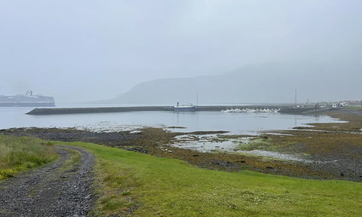 Grundarfjörður marina: {"base": "en", "no": "Sm\u00e5b\u00e5tspontonger i indre havn. Ser ganske grunt og lite ut, men jeg har ikke v\u00e6rt der.", "se": "Sm\u00e5 b\u00e5t pontoner i den inre hamnen. Ser ganska grunt och litet ut, men jag har inte varit d\u00e4r.", "en": "Small boat pontoons in the inner harbour. Looks rather shallow and small, but I've not been in there.", "da": "Sm\u00e5 b\u00e5dpontoner i den indre havn. Ser ret lavvandet og lille ud, men jeg har ikke v\u00e6ret derinde.", "fr": "Pontons pour petits bateaux dans le port int\u00e9rieur. Cela semble plut\u00f4t peu profond et petit, mais je n'y suis pas all\u00e9.", "de": "Kleinbootpontons im Binnenhafen. Sieht ziemlich flach und klein aus, aber ich war nicht dort.", "es": "Pantalanes para peque\u00f1as embarcaciones en el puerto interior. Parece bastante poco profundo y peque\u00f1o, pero no he estado all\u00ed.", "it": "Pontili per piccole imbarcazioni nel porto interno. Sembra piuttosto poco profondo e piccolo, ma non ci sono stato.", "pt": "Pont\u00f5es para pequenos barcos no porto interno. Parece bastante raso e pequeno, mas eu n\u00e3o estive l\u00e1.", "nl": "Kleine boot pontons in de binnenhaven. Ziet er nogal ondiep en klein uit, maar ik ben er niet geweest.", "pl": "Pontoniki dla ma\u0142ych \u0142odzi w wewn\u0119trznym porcie. Wygl\u0105da na raczej p\u0142ytki i ma\u0142y, ale tam nie by\u0142em.", "uk": "\u041f\u043e\u043d\u0442\u043e\u043d\u0438 \u0434\u043b\u044f \u043c\u0430\u043b\u0438\u0445 \u0447\u043e\u0432\u043d\u0456\u0432 \u0443 \u0432\u043d\u0443\u0442\u0440\u0456\u0448\u043d\u0456\u0439 \u0433\u0430\u0432\u0430\u043d\u0456. \u0412\u0438\u0433\u043b\u044f\u0434\u0430\u0454 \u0434\u043e\u0432\u043e\u043b\u0456 \u043c\u0456\u043b\u043a\u043e \u0456 \u0442\u0456\u0441\u043d\u043e, \u0430\u043b\u0435 \u044f \u0442\u0430\u043c \u043d\u0435 \u0431\u0443\u0432.", "ro": "Pontoane pentru b\u0103rci mici \u00een portul interior. Pare destul de superficial \u0219i mic, dar nu am fost acolo.", "tr": "\u0130\u00e7 limanda k\u00fc\u00e7\u00fck tekne iskeleleri. Olduk\u00e7a s\u0131\u011f ve k\u00fc\u00e7\u00fck g\u00f6r\u00fcn\u00fcyor, ama orada bulunmad\u0131m.", "el": "\u03a0\u03bb\u03c9\u03c4\u03ae\u03c1\u03b5\u03c2 \u03bc\u03b9\u03ba\u03c1\u03ce\u03bd \u03c3\u03ba\u03b1\u03c6\u03ce\u03bd \u03c3\u03c4\u03bf \u03b5\u03c3\u03c9\u03c4\u03b5\u03c1\u03b9\u03ba\u03cc \u03bb\u03b9\u03bc\u03ac\u03bd\u03b9. \u03a6\u03b1\u03af\u03bd\u03b5\u03c4\u03b1\u03b9 \u03bc\u03ac\u03bb\u03bb\u03bf\u03bd \u03c1\u03b7\u03c7\u03cc \u03ba\u03b1\u03b9 \u03bc\u03b9\u03ba\u03c1\u03cc, \u03b1\u03bb\u03bb\u03ac \u03b4\u03b5\u03bd \u03ad\u03c7\u03c9 \u03b2\u03c1\u03b5\u03b8\u03b5\u03af \u03b5\u03ba\u03b5\u03af.", "cs": "Pontonky pro mal\u00e9 lod\u011b ve vnit\u0159n\u00edm p\u0159\u00edstavu. Vypad\u00e1 to docela m\u011blk\u00e9 a mal\u00e9, ale nebyl jsem tam.", "hu": "Kishaj\u00f3 m\u00f3l\u00f3k a bels\u0151 kik\u00f6t\u0151ben. El\u00e9g sek\u00e9lynek \u00e9s kicsinek t\u0171nik, de \u00e9n m\u00e9g nem pr\u00f3b\u00e1ltam bejutni.", "fi": "Pienvenelaiturit sis\u00e4satamassa. N\u00e4ytt\u00e4\u00e4 melko matalalta ja pienelt\u00e4, mutta en ole k\u00e4ynyt siell\u00e4.", "bg": "\u041f\u043e\u043d\u0442\u043e\u043d\u0438 \u0437\u0430 \u043c\u0430\u043b\u043a\u0438 \u043b\u043e\u0434\u043a\u0438 \u0432\u044a\u0432 \u0432\u044a\u0442\u0440\u0435\u0448\u043d\u043e\u0442\u043e \u043f\u0440\u0438\u0441\u0442\u0430\u043d\u0438\u0449\u0435. \u0418\u0437\u0433\u043b\u0435\u0436\u0434\u0430 \u0434\u043e\u0441\u0442\u0430 \u043f\u043b\u0438\u0442\u043a\u043e \u0438 \u043c\u0430\u043b\u043a\u043e, \u043d\u043e \u043d\u0435 \u0441\u044a\u043c \u0431\u0438\u043b \u0442\u0430\u043c.", "sr": "Mali \u010damci pontoni u unutra\u0161njoj luci. Izgleda prili\u010dno plitko i malo, ali nisam bio tamo.", "et": "V\u00e4ikelaevade pontoonid sisemises sadamas. N\u00e4eb v\u00e4lja \u00fcsna madal ja v\u00e4ike, kuid ma pole seal k\u00e4inud.", "lv": "Maz\u0101s laivas pontoni iek\u0161\u0113j\u0101 ost\u0101. Izskat\u0101s diezgan sekla un maza, bet es tur neesmu bijis.", "lt": "Ma\u017e\u0173j\u0173 laiv\u0173 pontonai vidin\u0117je uosto dalyje. Atrodo gana sekli ir ma\u017ea, bet a\u0161 ten nebuvau."}