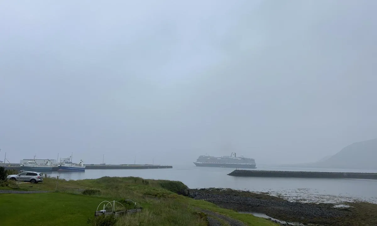 Grundarfjörður marina: {"base": "en", "no": "Foran havnen er en kjent ankringsplass for cruiseskip.", "se": "Framf\u00f6r hamnen finns en k\u00e4nd ankringsplats f\u00f6r kryssningsfartyg.", "en": "In front of the harbour is a famous anchorage for cruise ships.", "da": "Foran havnen er en ber\u00f8mt ankerplads for krydstogtskibe.", "fr": "En face du port se trouve un mouillage c\u00e9l\u00e8bre pour les navires de croisi\u00e8re.", "de": "Vor dem Hafen befindet sich ein ber\u00fchmter Ankerplatz f\u00fcr Kreuzfahrtschiffe.", "es": "Frente al puerto hay un famoso fondeadero para cruceros.", "it": "Davanti al porto si trova un famoso ancoraggio per navi da crociera.", "pt": "Em frente ao porto h\u00e1 uma famosa \u00e1rea de fundeio para navios de cruzeiro.", "nl": "Voor de haven is een beroemde ankerplaats voor cruiseschepen.", "pl": "Przed portem znajduje si\u0119 s\u0142ynne kotwicowisko dla statk\u00f3w wycieczkowych.", "uk": "\u041f\u0435\u0440\u0435\u0434 \u0433\u0430\u0432\u0430\u043d\u043d\u044e \u0440\u043e\u0437\u0442\u0430\u0448\u043e\u0432\u0430\u043d\u0430 \u0432\u0456\u0434\u043e\u043c\u0430 \u044f\u043a\u0456\u0440\u043d\u0430 \u0441\u0442\u043e\u044f\u043d\u043a\u0430 \u0434\u043b\u044f \u043a\u0440\u0443\u0457\u0437\u043d\u0438\u0445 \u0441\u0443\u0434\u0435\u043d.", "ro": "\u00cen fa\u021ba portului se afl\u0103 un loc de ancorare faimos pentru navele de croazier\u0103.", "tr": "Liman\u0131n \u00f6n\u00fcnde, kruvaziyer gemileri i\u00e7in \u00fcnl\u00fc bir demirleme alan\u0131 bulunmaktad\u0131r.", "el": "\u039c\u03c0\u03c1\u03bf\u03c3\u03c4\u03ac \u03b1\u03c0\u03cc \u03c4\u03bf \u03bb\u03b9\u03bc\u03ac\u03bd\u03b9 \u03c5\u03c0\u03ac\u03c1\u03c7\u03b5\u03b9 \u03ad\u03bd\u03b1\u03c2 \u03b4\u03b9\u03ac\u03c3\u03b7\u03bc\u03bf\u03c2 \u03cc\u03c1\u03bc\u03bf\u03c2 \u03b1\u03b3\u03ba\u03c5\u03c1\u03bf\u03b2\u03cc\u03bb\u03b7\u03c3\u03b7\u03c2 \u03b3\u03b9\u03b1 \u03ba\u03c1\u03bf\u03c5\u03b1\u03b6\u03b9\u03b5\u03c1\u03cc\u03c0\u03bb\u03bf\u03b9\u03b1.", "cs": "P\u0159ed p\u0159\u00edstavem se nach\u00e1z\u00ed zn\u00e1m\u00e9 kotvi\u0161t\u011b pro v\u00fdletn\u00ed lod\u011b.", "hu": "A kik\u00f6t\u0151 el\u0151tt egy h\u00edres horgonyz\u00f3hely tal\u00e1lhat\u00f3 a tengerj\u00e1r\u00f3 haj\u00f3k sz\u00e1m\u00e1ra.", "fi": "Sataman edustalla on kuuluisa ankkuripaikka risteilyaluksille.", "bg": "\u041f\u0440\u0435\u0434 \u043f\u0440\u0438\u0441\u0442\u0430\u043d\u0438\u0449\u0435\u0442\u043e \u0441\u0435 \u043d\u0430\u043c\u0438\u0440\u0430 \u0438\u0437\u0432\u0435\u0441\u0442\u043d\u0430 \u043a\u043e\u0442\u0432\u0435\u043d\u0430 \u0441\u0442\u043e\u044f\u043d\u043a\u0430 \u0437\u0430 \u043a\u0440\u0443\u0438\u0437\u043d\u0438 \u043a\u043e\u0440\u0430\u0431\u0438.", "sr": "Ispred luke nalazi se poznato sidri\u0161te za kruzere.", "et": "Sadamast eespool on kuulus kruiisilaevade ankruspaik.", "lv": "Ostas priek\u0161\u0101 ir slavena kru\u012bza ku\u0123u enkuru vieta.", "lt": "Prie\u0161ais uost\u0105 yra garsi kruizini\u0173 laiv\u0173 inkaravimo vieta."}