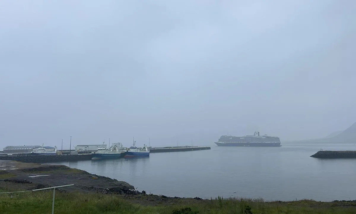 Grundarfjörður marina: {"base": "en", "no": "Hovedhavnebassenget. Jeg ville nok pr\u00f8vd her.", "se": "Huvudhamnbass\u00e4ng. Jag skulle nog f\u00f6rs\u00f6ka h\u00e4r.", "en": "Main harbour bassin. I would probably try here.", "da": "Hovedhavnebassin. Jeg ville sandsynligvis pr\u00f8ve her.", "fr": "Bassin principal du port. Je tenterais probablement ici.", "de": "Haupthafenbecken. Ich w\u00fcrde es wahrscheinlich hier versuchen.", "es": "Cuenca principal del puerto. Probablemente intentar\u00eda aqu\u00ed.", "it": "Bacino principale del porto. Probabilmente proverei qui.", "pt": "Bacia principal do porto. Eu provavelmente tentaria aqui.", "nl": "Hoofdhaven bassin. Ik zou het waarschijnlijk hier proberen.", "pl": "G\u0142\u00f3wny basen portowy. Prawdopodobnie spr\u00f3bowa\u0142bym tutaj.", "uk": "\u0413\u043e\u043b\u043e\u0432\u043d\u0438\u0439 \u043f\u043e\u0440\u0442\u043e\u0432\u0438\u0439 \u0431\u0430\u0441\u0435\u0439\u043d. \u042f \u0431 \u043d\u0430\u043f\u0435\u0432\u043d\u043e \u0441\u043f\u0440\u043e\u0431\u0443\u0432\u0430\u0432 \u0442\u0443\u0442.", "ro": "Bazinul principal al portului. A\u0219 \u00eencerca probabil aici.", "tr": "Ana liman havuzu. Muhtemelen burada denerdim.", "el": "\u039a\u03cd\u03c1\u03b9\u03b1 \u03bb\u03b5\u03ba\u03ac\u03bd\u03b7 \u03bb\u03b9\u03bc\u03b1\u03bd\u03b9\u03bf\u03cd. \u0398\u03b1 \u03b4\u03bf\u03ba\u03af\u03bc\u03b1\u03b6\u03b1 \u03c0\u03b9\u03b8\u03b1\u03bd\u03ce\u03c2 \u03b5\u03b4\u03ce.", "cs": "Hlavn\u00ed p\u0159\u00edstavn\u00ed baz\u00e9n. Pravd\u011bpodobn\u011b bych to zkusil tady.", "hu": "F\u0151 kik\u00f6t\u0151 medence. Val\u00f3sz\u00edn\u0171leg itt pr\u00f3b\u00e1lkozn\u00e9k.", "fi": "P\u00e4\u00e4satama-altaan. Todenn\u00e4k\u00f6isesti yritt\u00e4isin t\u00e4\u00e4ll\u00e4.", "bg": "\u041e\u0441\u043d\u043e\u0432\u0435\u043d \u043f\u0440\u0438\u0441\u0442\u0430\u043d\u0438\u0449\u0435\u043d \u0431\u0430\u0441\u0435\u0439\u043d. \u0412\u0435\u0440\u043e\u044f\u0442\u043d\u043e \u0431\u0438\u0445 \u043e\u043f\u0438\u0442\u0430\u043b \u0442\u0443\u043a.", "sr": "Glavni bazen luke. Verovatno bih poku\u0161ao ovde.", "et": "Peamine sadama bassein. Ma prooviksin ilmselt siin.", "lv": "Galven\u0101 ostas baseins. Es dro\u0161i vien m\u0113\u0123in\u0101tu \u0161eit.", "lt": "Pagrindinis uosto baseinas. Tikriausiai bandy\u010diau \u010dia."}