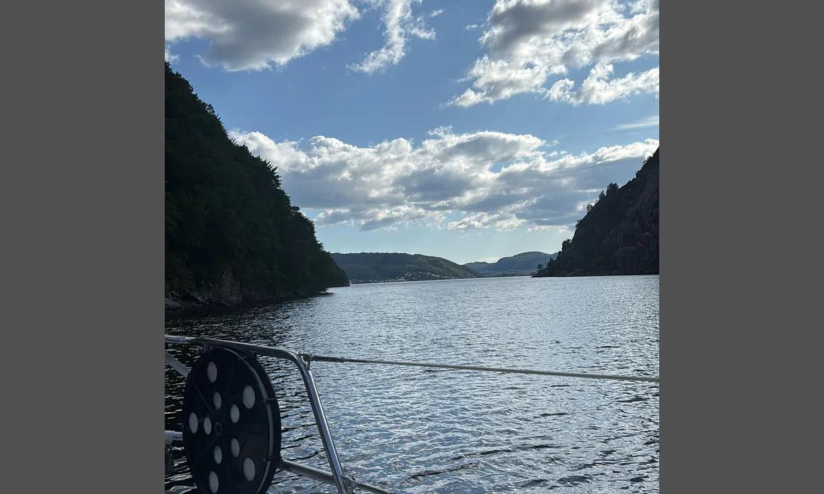 Grunnevik: {"base": "en", "no": "Utsikt mot s\u00f8rvest", "se": "Utsikt mot sydv\u00e4st", "en": "View to the southwest", "da": "Udsigt mod sydvest", "fr": "Vue vers le sud-ouest", "de": "Blick nach S\u00fcdwesten", "es": "Vista al suroeste", "it": "Vista a sud-ovest", "pt": "Vista para o sudoeste", "nl": "Uitzicht naar het zuidwesten", "pl": "Widok na po\u0142udniowy zach\u00f3d", "uk": "\u0412\u0438\u0434 \u043d\u0430 \u043f\u0456\u0432\u0434\u0435\u043d\u043d\u0438\u0439 \u0437\u0430\u0445\u0456\u0434", "ro": "Vedere c\u0103tre sud-vest", "tr": "G\u00fcneybat\u0131ya do\u011fru g\u00f6r\u00fcn\u00fcm", "el": "\u0398\u03ad\u03b1 \u03c0\u03c1\u03bf\u03c2 \u03c4\u03b1 \u03bd\u03bf\u03c4\u03b9\u03bf\u03b4\u03c5\u03c4\u03b9\u03ba\u03ac", "cs": "Pohled na jihoz\u00e1pad", "hu": "Kil\u00e1t\u00e1s d\u00e9lnyugatra", "fi": "N\u00e4kym\u00e4 lounaaseen", "bg": "\u0418\u0437\u0433\u043b\u0435\u0434 \u043a\u044a\u043c \u044e\u0433\u043e\u0437\u0430\u043f\u0430\u0434", "sr": "Pogled na jugozapad", "et": "Vaade edelasse", "lv": "Skats uz dienvidrietumiem", "lt": "Vaizdas \u012f pietvakarius"}