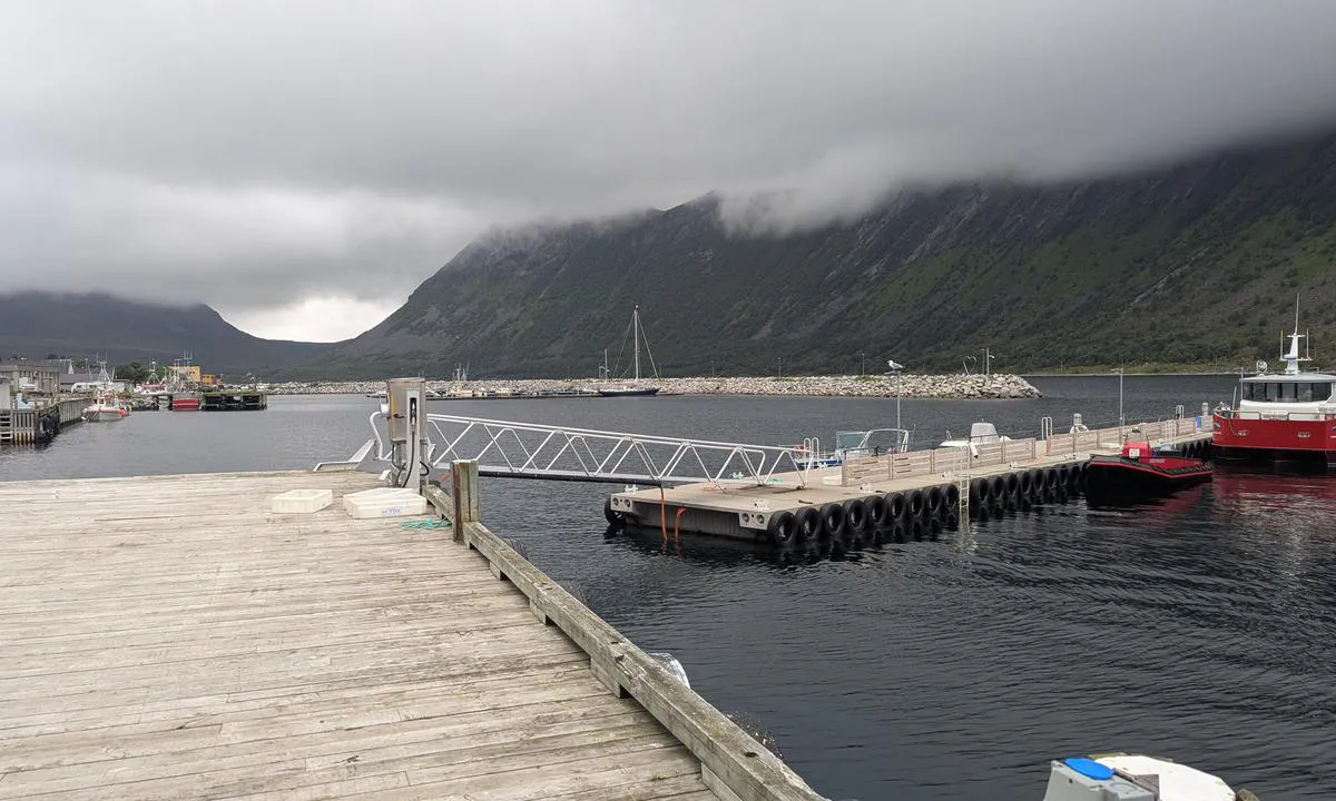 Gryllefjorden: {"base": "en", "no": "Ser W fra den nye flytebryggen.", "se": "Ser v\u00e4sterut fr\u00e5n den nya pontonen.", "en": "Looking W from the new pontoon.", "da": "Ser mod vest fra den nye ponton.", "fr": "Vue vers l'Ouest depuis le nouveau ponton.", "de": "Blick W vom neuen Ponton.", "es": "Mirando al O desde el nuevo pont\u00f3n.", "it": "Guardando verso O dall'ormeggio nuovo.", "pt": "Olhando para Oeste desde o novo pont\u00e3o.", "nl": "Kijkend W vanaf de nieuwe drijvende steiger.", "pl": "Widok na zach\u00f3d z nowego p\u0142ywaj\u0105cego pomostu.", "uk": "\u0412\u0438\u0434 \u043d\u0430 \u0437\u0430\u0445\u0456\u0434 \u0437 \u043d\u043e\u0432\u043e\u0433\u043e \u043f\u043e\u043d\u0442\u043e\u043d\u0443.", "ro": "Privind spre V de la noul ponton.", "tr": "Yeni pontondan bat\u0131ya bak\u0131\u015f.", "el": "\u039a\u03bf\u03b9\u03c4\u03ac\u03b6\u03bf\u03bd\u03c4\u03b1\u03c2 \u0394 \u03c0\u03c1\u03bf\u03c2 \u03c4\u03bf\u03bd \u03bd\u03ad\u03bf \u03c0\u03bb\u03c9\u03c4\u03ae\u03c1\u03b1.", "cs": "Pohled na z\u00e1pad z nov\u00e9ho pontonu.", "hu": "N\u00e9zve nyugat fel\u00e9 az \u00faj pontonr\u00f3l.", "fi": "Uudelta ponttonilta l\u00e4nteen katsottuna.", "bg": "\u0413\u043b\u0435\u0434\u043a\u0430 \u043a\u044a\u043c \u0417\u0430\u043f\u0430\u0434\u0430 \u043e\u0442 \u043d\u043e\u0432\u0438\u044f \u043f\u043e\u043d\u0442\u043e\u043d.", "sr": "Gledanje ka zapadu sa novog pontona.", "et": "Vaatamine W suunas uue pontooni juurest.", "lv": "Skats uz R no jaun\u0101 pontona.", "lt": "\u017di\u016brint \u012f V nuo naujos pontono."}