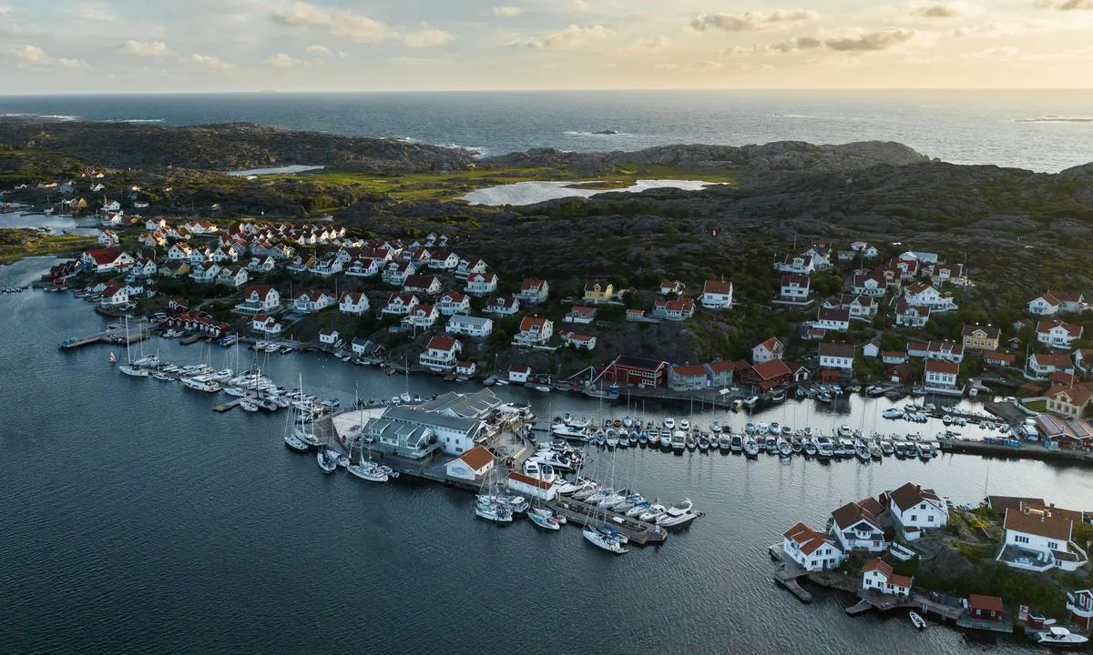 Gullholmens Gästhamn: {"base": "no", "no": "Oversiktsbilde over havnen", "se": "\u00d6versiktsbild \u00f6ver hamnen", "en": "Overview image of the harbour", "da": "<b>Oversigtsbillede over havnen</b>", "fr": "Vue d'ensemble sur le port", "de": "\u00dcbersichtsbild \u00fcber den Hafen", "es": "Imagen panor\u00e1mica del puerto", "it": "Panoramica del porto", "pt": "Imagem panor\u00e2mica do porto", "nl": "Overzichtsbeeld van de haven", "pl": "Zdj\u0119cie przegl\u0105dowe przystani", "uk": "\u041e\u0433\u043b\u044f\u0434\u043e\u0432\u0430 \u043c\u0430\u043f\u0430 \u0433\u0430\u0432\u0430\u043d\u0456", "ro": "Imagine de ansamblu a portului", "tr": "Liman\u0131n genel g\u00f6r\u00fcn\u00fcm\u00fc", "el": "\u0395\u03c0\u03b9\u03c3\u03ba\u03cc\u03c0\u03b7\u03c3\u03b7 \u03c4\u03bf\u03c5 \u03bb\u03b9\u03bc\u03b1\u03bd\u03b9\u03bf\u03cd", "cs": "P\u0159ehledov\u00fd obr\u00e1zek p\u0159\u00edstavu", "hu": "\u00c1ttekint\u0151 k\u00e9p a kik\u00f6t\u0151r\u0151l", "fi": "Sataman yleiskuva", "bg": "\u041e\u0431\u0449 \u0438\u0437\u0433\u043b\u0435\u0434 \u043d\u0430 \u043f\u0440\u0438\u0441\u0442\u0430\u043d\u0438\u0449\u0435\u0442\u043e", "sr": "\u041f\u0440\u0435\u0433\u043b\u0435\u0434\u043d\u0430 \u0441\u043b\u0438\u043a\u0430 \u043b\u0443\u043a\u0435", "et": "\u00dclevaatepilt sadamast", "lv": "P\u0101rskata att\u0113ls par ostu", "lt": "Uostamies\u010dio bendras vaizdas"}
