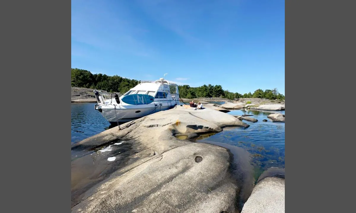 Gyteskjær: {"base": "no", "no": "Longside helt s\u00f8r. Ca 1,5 dybde masse fort\u00f8yningsbolter i svaberget", "se": "Longside l\u00e4ngst s\u00f6derut. Ca 1,5 i djup, massor av f\u00f6rt\u00f6jningsbultar i berget", "en": "Longside completely south. Approx 1.5 depth, plenty of mooring bolts in the rock", "da": "Langsides helt syd. Ca 1,5 dybde masser af fort\u00f8jningsbolte i klippen"}