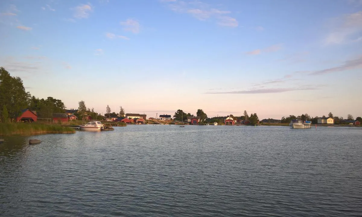 Haapasaari: {"base": "en", "no": "Regelmessig ferge som kommer inn i havnen, kaien er p\u00e5 motsatt side av gjestebryggen.", "se": "Regulj\u00e4r f\u00e4rja g\u00e5r in i hamnen, kajen ligger mitt emot g\u00e4stbryggan.", "en": "Regular ferry entering harbour, dock is opposite side of the visitor pier.", "da": "Regelm\u00e6ssig f\u00e6rge ankommer til havnen, kajpladsen er p\u00e5 modsatte side af g\u00e6stebroen."}