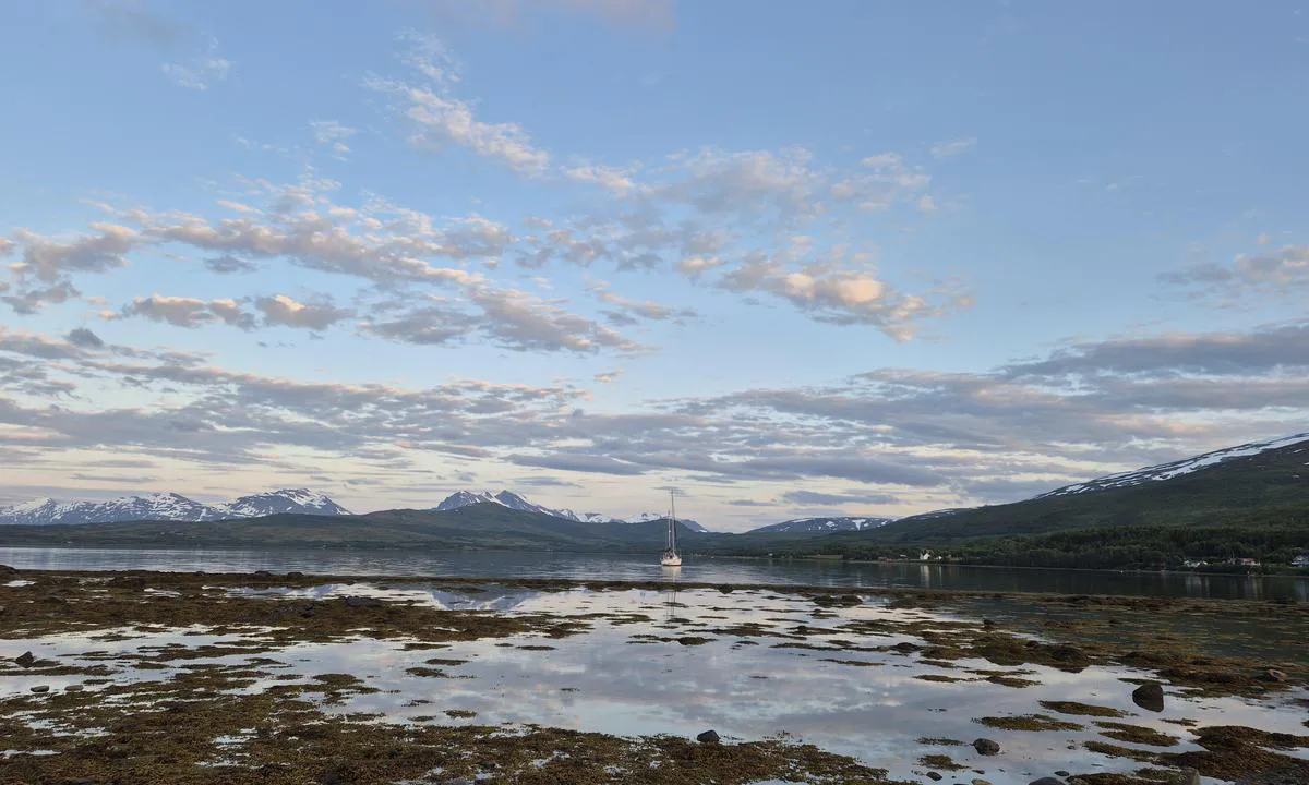 Håkøybukta: {"base": "en", "no": "Et flott sted \u00e5 ankre n\u00e6r Troms\u00f8. Det er mulig \u00e5 ankre p\u00e5 begge sider av broen.", "se": "En utm\u00e4rkt plats att ankra n\u00e4ra Troms\u00f8. Det \u00e4r m\u00f6jligt att ankra p\u00e5 b\u00e5da sidor av bron.", "en": "A great place to anchor near Troms\u00f8. It is possible to anchor on both sides of the bridge.", "da": "Et fantastisk sted at kaste anker n\u00e6r Troms\u00f8. Det er muligt at kaste anker p\u00e5 begge sider af broen.", "fr": "Un excellent endroit pour jeter l'ancre pr\u00e8s de Troms\u00f8. Il est possible de jeter l'ancre des deux c\u00f4t\u00e9s du pont.", "de": "Ein gro\u00dfartiger Ankerplatz in der N\u00e4he von Troms\u00f8. Es ist m\u00f6glich, auf beiden Seiten der Br\u00fccke zu ankern.", "es": "Un lugar excelente para anclar cerca de Troms\u00f8. Es posible anclar en ambos lados del puente.", "it": "Un ottimo posto dove ancorare vicino a Troms\u00f8. \u00c8 possibile ancorare su entrambi i lati del ponte.", "pt": "Um \u00f3timo lugar para ancorar perto de Troms\u00f8. \u00c9 poss\u00edvel ancorar em ambos os lados da ponte.", "nl": "Een geweldige plek om voor anker te gaan nabij Troms\u00f8. Het is mogelijk om aan beide zijden van de brug voor anker te gaan.", "pl": "\u015awietne miejsce do zakotwiczenia w pobli\u017cu Troms\u00f8. Mo\u017cna zakotwiczy\u0107 po obu stronach mostu.", "uk": "\u0427\u0443\u0434\u043e\u0432\u0435 \u043c\u0456\u0441\u0446\u0435 \u0434\u043b\u044f \u0441\u0442\u043e\u044f\u043d\u043a\u0438 \u043d\u0430 \u044f\u043a\u043e\u0440\u0456 \u043f\u043e\u0431\u043b\u0438\u0437\u0443 \u0422\u0440\u043e\u043c\u0441\u0435. \u041c\u043e\u0436\u043b\u0438\u0432\u043e \u0441\u0442\u0430\u0442\u0438 \u043d\u0430 \u044f\u043a\u0456\u0440 \u0437 \u043e\u0431\u043e\u0445 \u0441\u0442\u043e\u0440\u0456\u043d \u043c\u043e\u0441\u0442\u0443.", "ro": "Un loc excelent pentru ancorare l\u00e2ng\u0103 Troms\u00f8. Este posibil s\u0103 ancora\u021bi de ambele p\u0103r\u021bi ale podului.", "tr": "Troms\u00f8 yak\u0131nlar\u0131nda demir atmak i\u00e7in harika bir yer. K\u00f6pr\u00fcn\u00fcn her iki taraf\u0131nda da demir atmak m\u00fcmk\u00fcnd\u00fcr.", "el": "\u0388\u03bd\u03b1 \u03c5\u03c0\u03ad\u03c1\u03bf\u03c7\u03bf \u03c3\u03b7\u03bc\u03b5\u03af\u03bf \u03b3\u03b9\u03b1 \u03b1\u03b3\u03ba\u03c5\u03c1\u03bf\u03b2\u03cc\u03bb\u03b7\u03c3\u03b7 \u03ba\u03bf\u03bd\u03c4\u03ac \u03c3\u03c4\u03bf Troms\u00f8. \u0395\u03af\u03bd\u03b1\u03b9 \u03b4\u03c5\u03bd\u03b1\u03c4\u03cc\u03bd \u03bd\u03b1 \u03b1\u03b3\u03ba\u03c5\u03c1\u03bf\u03b2\u03bf\u03bb\u03ae\u03c3\u03b5\u03c4\u03b5 \u03ba\u03b1\u03b9 \u03c3\u03c4\u03b9\u03c2 \u03b4\u03cd\u03bf \u03c0\u03bb\u03b5\u03c5\u03c1\u03ad\u03c2 \u03c4\u03b7\u03c2 \u03b3\u03ad\u03c6\u03c5\u03c1\u03b1\u03c2.", "cs": "Skv\u011bl\u00e9 m\u00edsto k zakotven\u00ed bl\u00edzko Troms\u00f8. Je mo\u017en\u00e9 zakotvit na obou stran\u00e1ch mostu.", "hu": "Nagyszer\u0171 hely a horgonyz\u00e1sra Troms\u00f8 k\u00f6zel\u00e9ben. Lehet\u0151s\u00e9g van mindk\u00e9t oldalon horgonyozni a h\u00eddn\u00e1l.", "fi": "Erinomainen ankkurointipaikka l\u00e4hell\u00e4 Tromssaa. On mahdollista ankkuroitua molemmille puolille siltaa.", "bg": "\u0427\u0443\u0434\u0435\u0441\u043d\u043e \u043c\u044f\u0441\u0442\u043e \u0437\u0430 \u0437\u0430\u043a\u043e\u0442\u0432\u044f\u043d\u0435 \u0431\u043b\u0438\u0437\u043e \u0434\u043e \u0422\u0440\u043e\u043c\u0441\u044c\u043e. \u0412\u044a\u0437\u043c\u043e\u0436\u043d\u043e \u0435 \u0434\u0430 \u0441\u0435 \u0437\u0430\u043a\u043e\u0442\u0432\u0438 \u043e\u0442 \u0434\u0432\u0435\u0442\u0435 \u0441\u0442\u0440\u0430\u043d\u0438 \u043d\u0430 \u043c\u043e\u0441\u0442\u0430.", "sr": "Odli\u010dno mesto za sidrenje u blizini Troms\u00f8a. Mogu\u0107e je sidriti s obe strane mosta.", "et": "Suurep\u00e4rane koht ankurdumiseks Troms\u00f8 l\u00e4hedal. V\u00f5imalik on ankurdada m\u00f5lemal pool silda.", "lv": "Lieliska vieta enkuro\u0161anai pie Troms\u0113. Iesp\u0113jams enkuroties ab\u0101s tilta pus\u0113s.", "lt": "Puiki vieta inkaruoti netoli Troms\u00f8. Galima inkaruoti abiejose tilto pus\u0117se."}