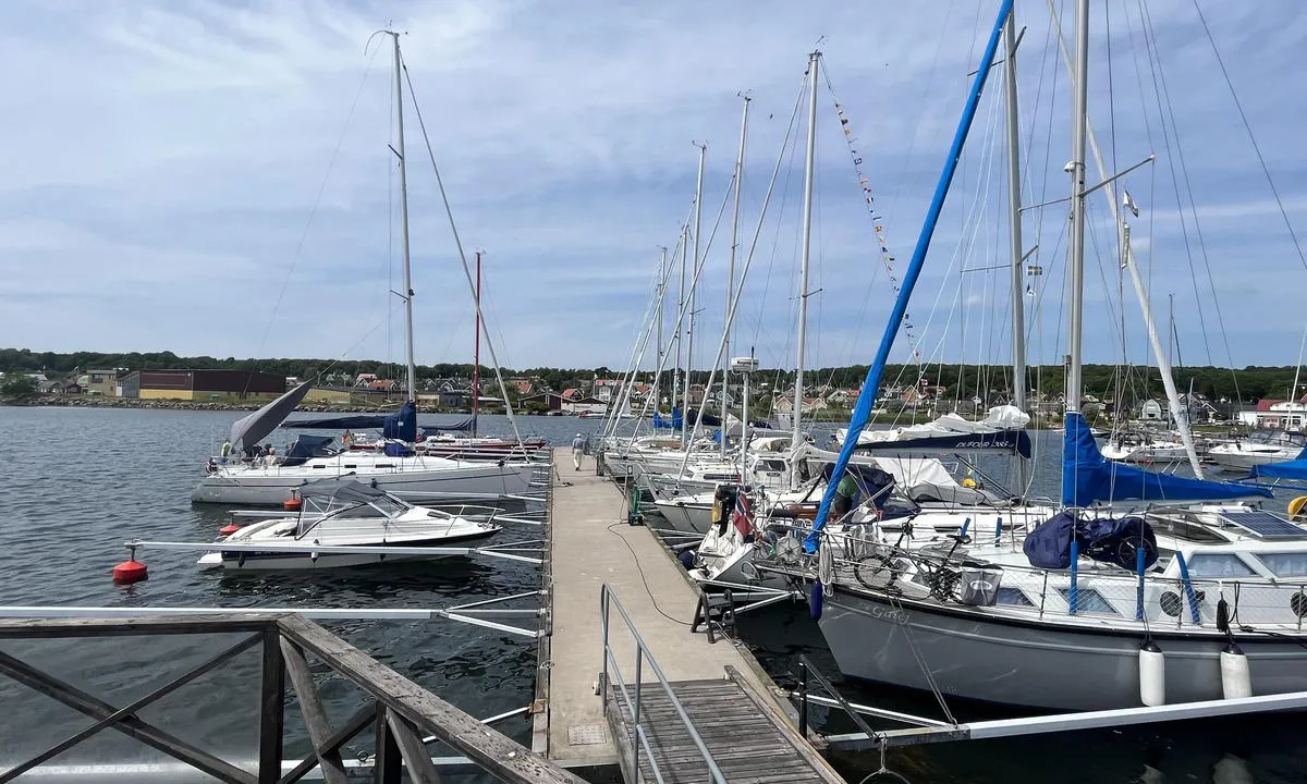 Hällevik: Svært hyggelig havn å besøke. Egen gjestebrygge, samt gjesteplasser på høyre og venstre side ved innløpet. Vann og strøm.