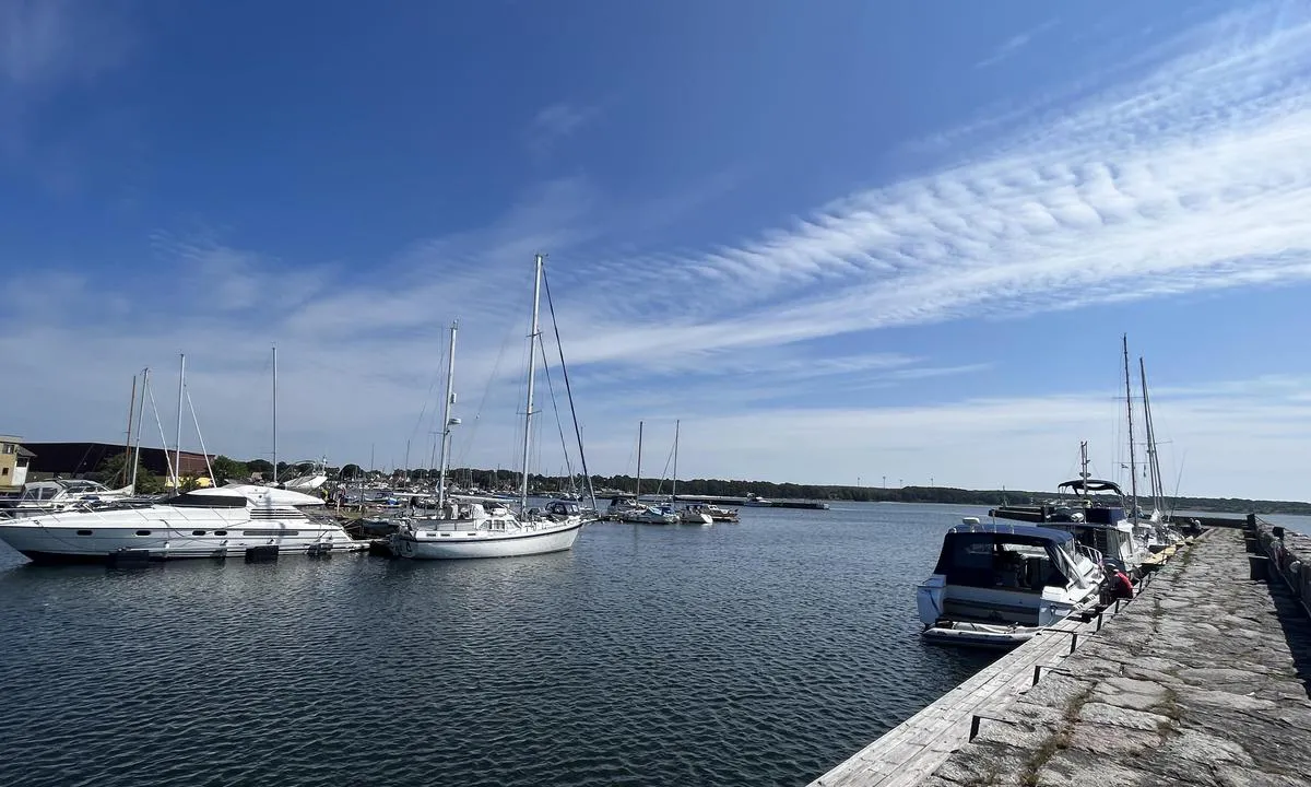 Hällevik: Den sørlige delen av havna. Her er det gjesteplasser langs moloen.