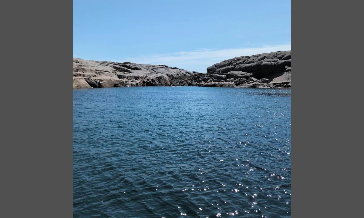 Hållö natural harbour: {"base": "en", "no": "Ser mot \u00f8st mot \u00f8ya H\u00e5ll\u00f6. Bade-stiger ned i vannet", "se": "Tittar \u00f6sterut mot H\u00e5ll\u00f6\u00f6n. Badstege ned i vattnet", "en": "Looking east towards H\u00e5ll\u00f6 island. Swimming steps in to the water", "da": "Kigger mod \u00f8st mod H\u00e5ll\u00f6 \u00f8. Badetrin ned i vandet", "fr": "Regardant vers l'est en direction de l'\u00eele H\u00e5ll\u00f6. \u00c9chelles de baignade donnant acc\u00e8s \u00e0 l'eau", "de": "Blick nach Osten Richtung Insel H\u00e5ll\u00f6. Schwimmstufen ins Wasser", "es": "Mirando hacia el este en direcci\u00f3n a la isla H\u00e5ll\u00f6. Escalones para nadar que entran al agua", "it": "Guardando a est verso l'isola di H\u00e5ll\u00f6. Scaletta per nuotare nell'acqua", "pt": "Olhando para o leste em dire\u00e7\u00e3o \u00e0 ilha de H\u00e5ll\u00f6. Escadas para nado que entram na \u00e1gua", "nl": "Kijkend naar het oosten richting het eiland H\u00e5ll\u00f6. Zwemtrap in het water", "pl": "Widok na wsch\u00f3d w stron\u0119 wyspy H\u00e5ll\u00f6. Schodki do wody", "uk": "\u0414\u0438\u0432\u043b\u044f\u0447\u0438\u0441\u044c \u043d\u0430 \u0441\u0445\u0456\u0434 \u0443 \u043d\u0430\u043f\u0440\u044f\u043c\u043a\u0443 \u043e\u0441\u0442\u0440\u043e\u0432\u0430 \u0425\u043e\u043b\u043b\u043e. \u0421\u0445\u043e\u0434\u0438 \u0434\u043b\u044f \u043a\u0443\u043f\u0430\u043d\u043d\u044f \u0443 \u0432\u043e\u0434\u0456", "ro": "Privind spre est c\u0103tre insula H\u00e5ll\u00f6. Trepte pentru \u00eenot \u00een ap\u0103", "tr": "Do\u011fuya do\u011fru H\u00e5ll\u00f6 adas\u0131na bak\u0131\u015f. Suya inen y\u00fczme basamaklar\u0131", "el": "\u039a\u03bf\u03b9\u03c4\u03ac\u03b6\u03bf\u03bd\u03c4\u03b1\u03c2 \u03c0\u03c1\u03bf\u03c2 \u03c4\u03b1 \u03b1\u03bd\u03b1\u03c4\u03bf\u03bb\u03b9\u03ba\u03ac \u03c0\u03c1\u03bf\u03c2 \u03c4\u03bf \u03bd\u03b7\u03c3\u03af H\u00e5ll\u00f6. \u03a3\u03ba\u03b1\u03bb\u03bf\u03c0\u03ac\u03c4\u03b9\u03b1 \u03ba\u03bf\u03bb\u03cd\u03bc\u03b2\u03b7\u03c3\u03b7\u03c2 \u03c3\u03c4\u03bf \u03bd\u03b5\u03c1\u03cc", "cs": "Pohled na v\u00fdchod sm\u011brem k ostrovu H\u00e5ll\u00f6. Schody do vody pro plav\u00e1n\u00ed", "hu": "Kelet fel\u00e9 n\u00e9zve a H\u00e5ll\u00f6-sziget fel\u00e9. \u00dasz\u00f3l\u00e9pcs\u0151k a v\u00edzbe", "fi": "Pohjoiseen p\u00e4in H\u00e5ll\u00f6n saarta kohti. Uimaportaat veteen", "bg": "\u0413\u043b\u0435\u0434\u043a\u0430 \u043d\u0430 \u0438\u0437\u0442\u043e\u043a \u043a\u044a\u043c \u043e\u0441\u0442\u0440\u043e\u0432 \u0425\u044c\u043e\u043b\u043e. \u0421\u0442\u044a\u043f\u0430\u043b\u0430 \u0437\u0430 \u043a\u044a\u043f\u0430\u043d\u0435 \u0432\u044a\u0432 \u0432\u043e\u0434\u0430\u0442\u0430", "sr": "Pogled prema istoku ka ostrvu H\u00e5ll\u00f6. Stepenice za ulazak u vodu", "et": "Vaade idasuunas H\u00e5ll\u00f6 saarele. Ujumisastmed viivad vette", "lv": "Skats uz austrumiem uz H\u00e5ll\u00f6 salu. Peld\u0113\u0161anas k\u0101pnes iebrauc \u016bden\u012b", "lt": "\u017dvelgiant \u012f rytus link H\u00e5ll\u00f6 salos. \u012erengtos laiptel\u0117s \u012f vanden\u012f maudyn\u0117ms"}