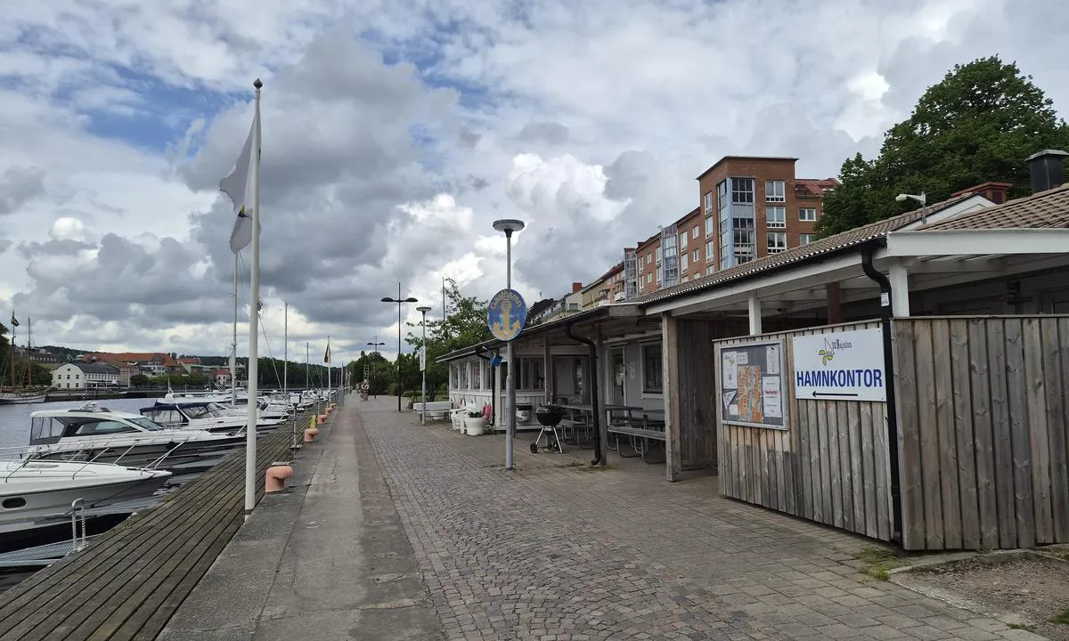 Halmstad: Fortøyning mellom utliggere, ikke så lange, på grønnmarkerte plasser.
Toalett, dusj og kjøkken i samme bygg som havnekontoret.