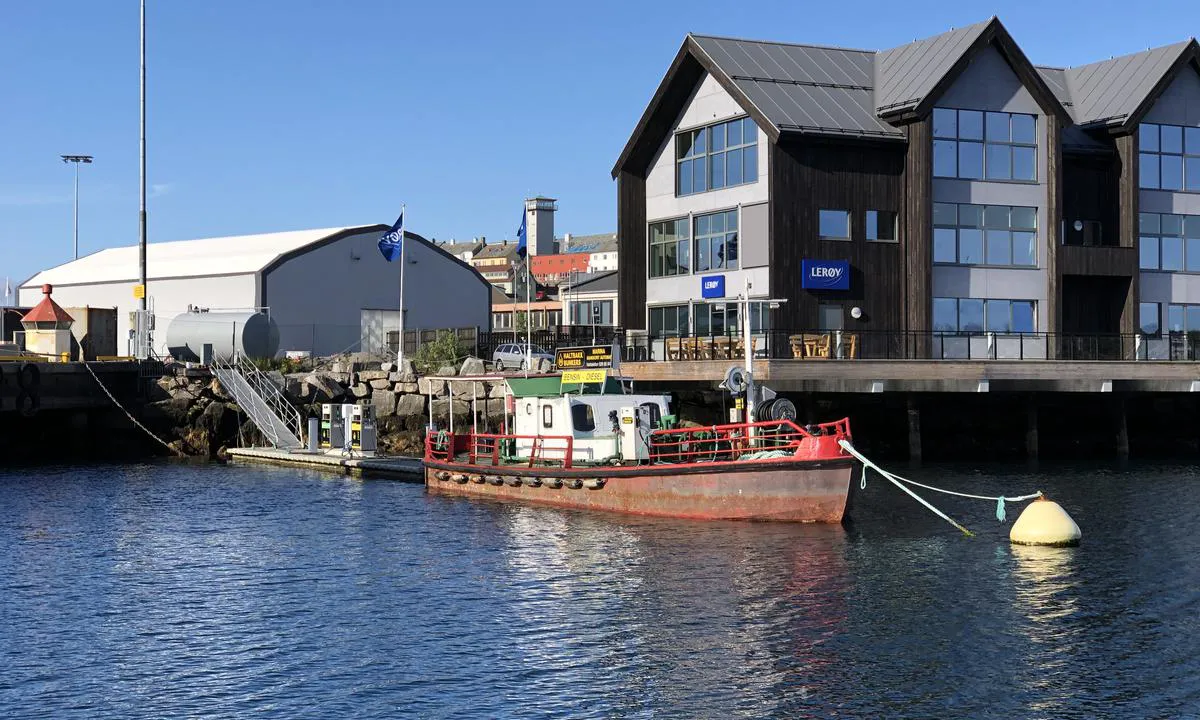 Hos Haltbakk bunkers kan du fylle langs en flytebrygge eller longside på en gammel tankbåt.