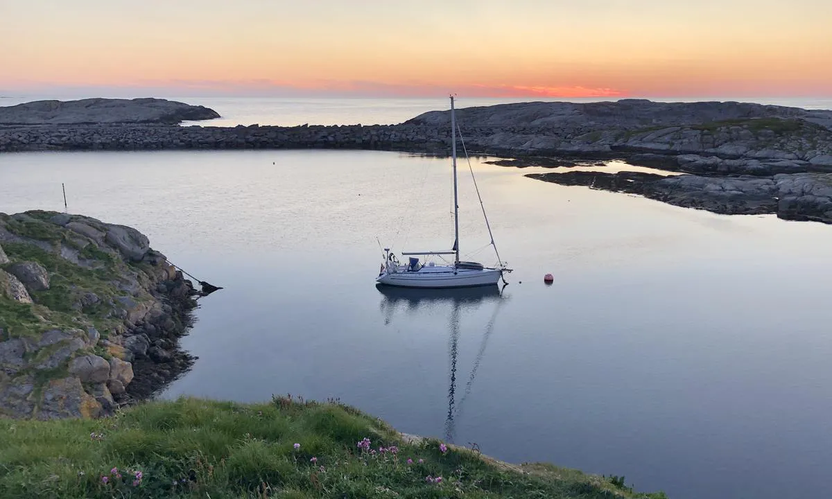 Halten: På nordsiden av fyret ligger det noen svære bøyer som enkelte gjester benytter seg av. Bøyene tilhører kommersielle fiskebåter, så om du er dristig nok til å fortøye her bør du ikke forlate området og være klar til å vike plassen på kort varsel.