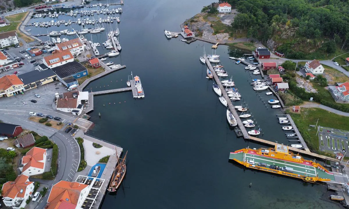 The northern approach to Hamburgsund. Be aware of the yellow cable ferry just north of the marinas.