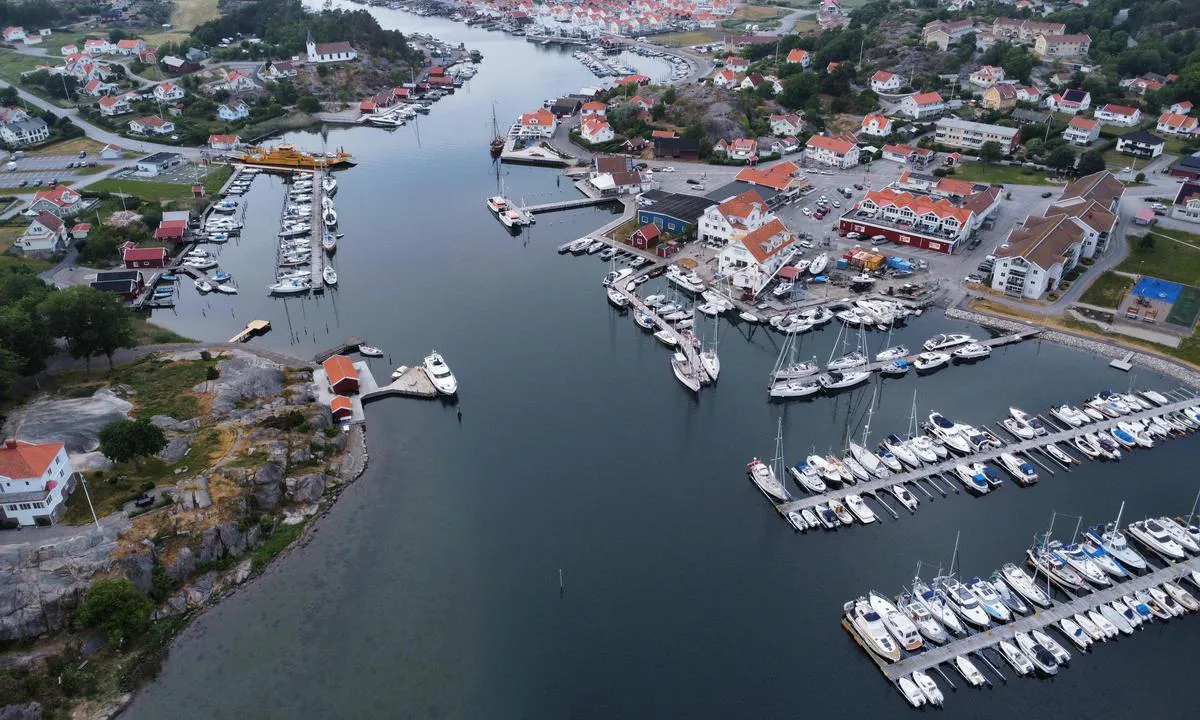 The southern approach to Hamburgsund.