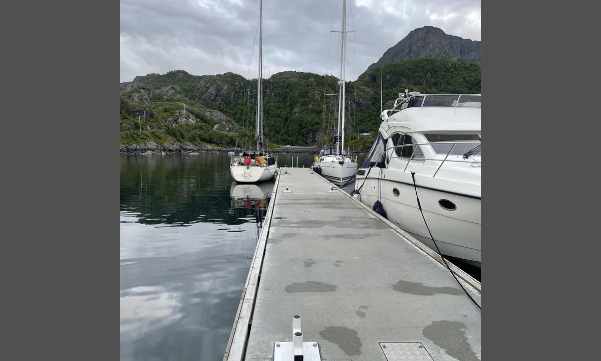 Hamn i Senja: {"base": "no", "no": "Ny flytebrygge foerl\u00f8pig uten str\u00f8m men det kommer til h\u00f8sten ryktes det", "se": "Ny flytbrygga f\u00f6r n\u00e4rvarande utan str\u00f6m men det kommer till h\u00f6sten ryktas det", "en": "New floating dock currently without power but it is rumored to come in the fall", "da": "Ny flydebro forel\u00f8big uden str\u00f8m, men det kommer til efter\u00e5ret, ryktes det", "fr": "Nouvelle jet\u00e9e flottante provisoirement sans \u00e9lectricit\u00e9 mais cela viendra \u00e0 l'automne, dit-on", "de": "Neue Schwimmsteganlage vorerst ohne Strom, aber es wird gemunkelt, dass dies im Herbst kommen wird.", "es": "Nuevo muelle flotante por el momento sin electricidad, pero se rumorea que llegar\u00e1 en oto\u00f1o", "it": "Nuovo pontile galleggiante al momento senza elettricit\u00e0 ma si dice che arriver\u00e0 in autunno", "pt": "Nova doca flutuante ainda sem eletricidade, mas h\u00e1 rumores de que chegar\u00e1 no outono", "nl": "Nieuwe drijvende steiger voorlopig zonder stroom, maar er wordt gezegd dat het tegen de herfst komt", "pl": "Nowy p\u0142ywaj\u0105cy pomost na razie bez zasilania, ale m\u00f3wi si\u0119, \u017ce zostanie to dodane jesieni\u0105", "uk": "\u041d\u043e\u0432\u0438\u0439 \u043f\u043b\u0430\u0432\u0443\u0447\u0438\u0439 \u043f\u0440\u0438\u0447\u0430\u043b \u043f\u043e\u043a\u0438 \u0449\u043e \u0431\u0435\u0437 \u0435\u043b\u0435\u043a\u0442\u0440\u0438\u043a\u0438, \u0430\u043b\u0435 \u0432\u043e\u0441\u0435\u043d\u0438 \u0432\u043e\u043d\u0430 \u0437\u2019\u044f\u0432\u0438\u0442\u044c\u0441\u044f, \u044f\u043a \u043f\u043e\u0434\u0435\u0439\u043a\u0443\u044e\u0442\u044c", "ro": "Un nou ponton plutitor momentan f\u0103r\u0103 electricitate, dar se zvone\u0219te c\u0103 va fi disponibil la toamn\u0103", "tr": "Yeni y\u00fczer iskele \u015fu anl\u0131k elektriksiz ama s\u00f6ylentilere g\u00f6re sonbahara geliyor", "el": "\u039d\u03ad\u03bf\u03c2 \u03c0\u03bb\u03c9\u03c4\u03cc\u03c2 \u03c0\u03c1\u03bf\u03b2\u03bb\u03ae\u03c4\u03b1\u03c2 \u03c0\u03c1\u03bf\u03c3\u03c9\u03c1\u03b9\u03bd\u03ac \u03c7\u03c9\u03c1\u03af\u03c2 \u03c1\u03b5\u03cd\u03bc\u03b1, \u03b1\u03bb\u03bb\u03ac \u03c6\u03b7\u03bc\u03bf\u03bb\u03bf\u03b3\u03b5\u03af\u03c4\u03b1\u03b9 \u03cc\u03c4\u03b9 \u03b8\u03b1 \u03b5\u03b3\u03ba\u03b1\u03c4\u03b1\u03c3\u03c4\u03b1\u03b8\u03b5\u03af \u03bc\u03ad\u03c7\u03c1\u03b9 \u03c4\u03bf \u03c6\u03b8\u03b9\u03bd\u03cc\u03c0\u03c9\u03c1\u03bf", "cs": "Nov\u00e9 plovouc\u00ed molo zat\u00edm bez elekt\u0159iny, ale na podzim by m\u011blo p\u0159ij\u00edt, \u0159\u00edk\u00e1 se", "hu": "\u00daj \u00fasz\u00f3m\u00f3l\u00f3 egyel\u0151re \u00e1ram n\u00e9lk\u00fcl, de azt besz\u00e9lik, hogy \u0151sszel m\u00e1r lesz", "fi": "Uusi kelluva laituri, toistaiseksi ilman s\u00e4hk\u00f6\u00e4, mutta syksyll\u00e4 on tulossa, huhujen mukaan", "bg": "\u041d\u043e\u0432 \u043f\u043b\u0430\u0432\u0430\u0449 \u043a\u0435\u0439 \u0432\u0441\u0435 \u043e\u0449\u0435 \u0431\u0435\u0437 \u0435\u043b\u0435\u043a\u0442\u0440\u043e\u0437\u0430\u0445\u0440\u0430\u043d\u0432\u0430\u043d\u0435, \u043d\u043e \u0441\u0435 \u043e\u0447\u0430\u043a\u0432\u0430 \u0434\u0430 \u0431\u044a\u0434\u0435 \u0438\u043d\u0441\u0442\u0430\u043b\u0438\u0440\u0430\u043d\u043e \u043f\u0440\u0435\u0437 \u0435\u0441\u0435\u043d\u0442\u0430, \u043f\u043e \u0441\u043b\u0443\u0445\u043e\u0432\u0435.", "sr": "Novi plutaju\u0107i mol za sada bez struje, ali kako se pri\u010da, dolazi na jesen.", "et": "Uus ujuvkai praegu veel ilma elektrita, aga s\u00fcgisel peaks see tulema, kuulujuttude j\u00e4rgi", "lv": "Jauna peldo\u0161\u0101 laipa pagaid\u0101m bez elektr\u012bbas, bet t\u0101 b\u016bs pieejama ruden\u012b, k\u0101 tiek baumots", "lt": "Naujas pl\u016bduriuojantis prieplaukas laikinai be elektros, bet pasak gand\u0173, elektrai bus prijungta ruden\u012f."}