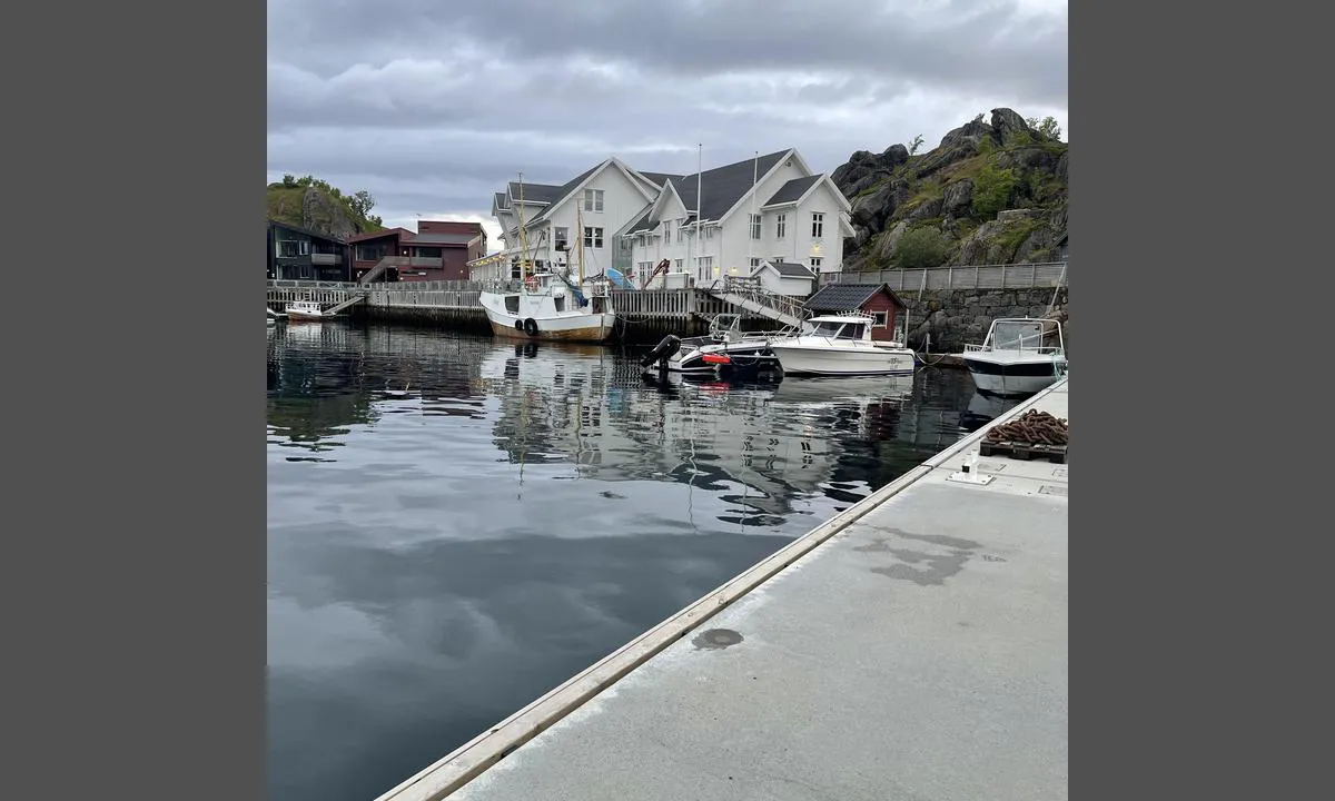 Hamn i Senja: 280 kr døgnet for båt inkluderer tilgang tol dusj og toalett. Foreløpig betaling i resepsjonen hvor du får ordnet med håndklær 
Søppel i felles container over brua på parkeringen.