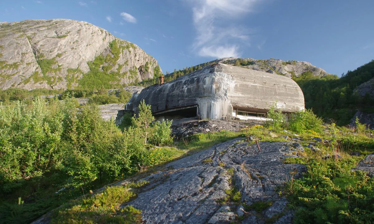 Hamnavika - Utvorda: {"base": "da", "no": "Kommandobunkeren", "se": "Kommando bunkern", "en": "The Command Bunker", "da": "Kommandobunkeren", "fr": "Le bunker de commandement", "de": "Der Kommandobunker", "es": "El B\u00fanker de Comando", "it": "Il Bunker di Comando", "pt": "Bunker de Comando", "nl": "De commandobunker", "pl": "Bunkier dowodzenia", "uk": "\u041a\u043e\u043c\u0430\u043d\u0434\u043d\u0438\u0439 \u0431\u0443\u043d\u043a\u0435\u0440", "ro": "Bunc\u0103rul de comand\u0103", "tr": "Komuta S\u0131\u011f\u0131na\u011f\u0131", "el": "\u0397 \u0394\u03b9\u03bf\u03b9\u03ba\u03b7\u03c4\u03b9\u03ba\u03ae \u039a\u03b1\u03c4\u03b1\u03c3\u03ba\u03b5\u03c5\u03ae", "cs": "Velitelsk\u00e9 bunkr", "hu": "Parancsnoki bunker", "fi": "Komentobunkkeri", "bg": "\u041a\u043e\u043c\u0430\u043d\u0434\u0435\u043d \u0431\u0443\u043d\u043a\u0435\u0440", "sr": "\u041a\u043e\u043c\u0430\u043d\u0434\u043d\u0438 \u0431\u0443\u043d\u043a\u0435\u0440", "et": "Komandobunkker", "lv": "Komandpunkts bunkurs", "lt": "Komand\u0173 bunkeris"}