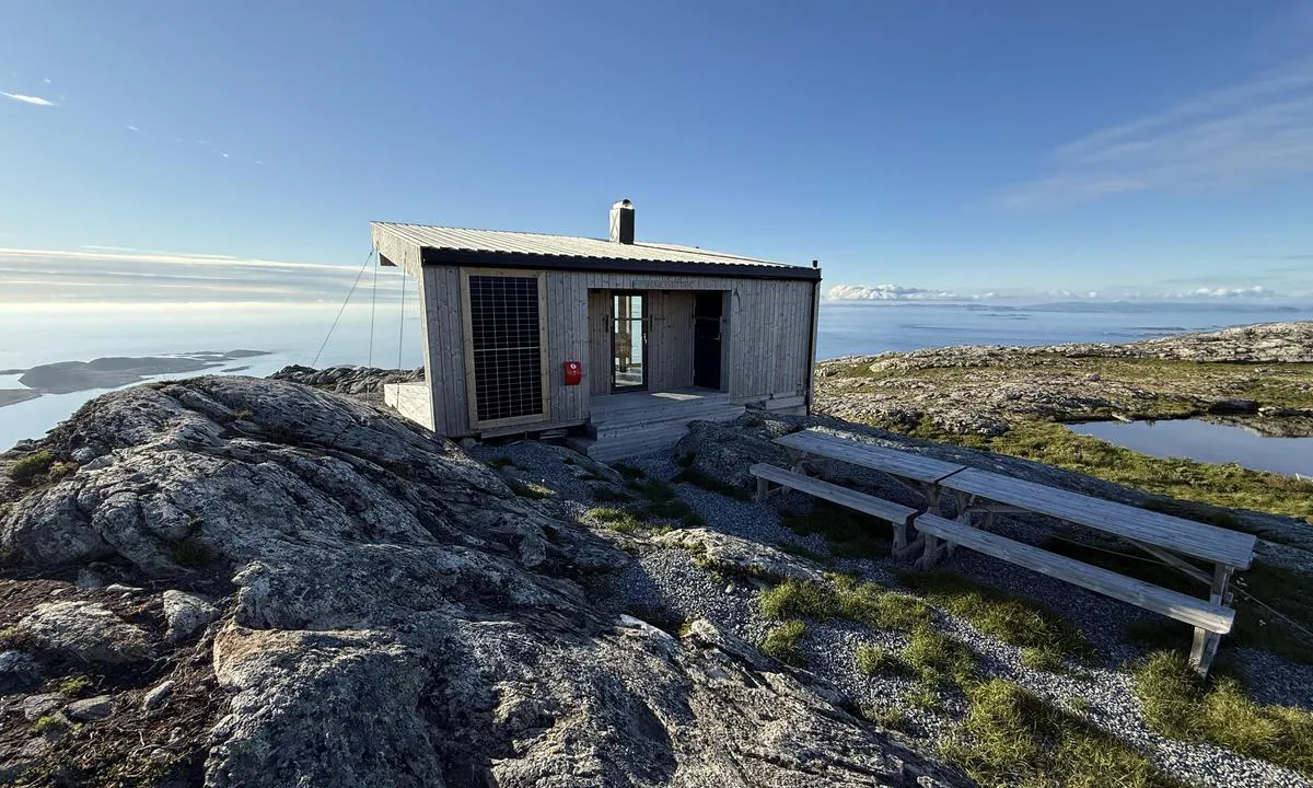 Hamnavika - Utvorda: {"base": "no", "no": "Det er kommet ei utsiktshytte p\u00e5 fjellet bak, 250 moh Det bygges n\u00e5 2026 trapp dit opp", "se": "Det har kommit en utsiktshytta p\u00e5 berget bakom, 250 meter \u00f6ver havet. Det byggs nu 2026 trappsteg dit upp.", "en": "A viewpoint cabin has been built on the mountain behind, 250 meters above sea level. A staircase leading up to it will be constructed in 2026.", "da": "Der er kommet en udsigtshytte p\u00e5 bjerget bagved, 250 moh. Der bygges nu 2026 trin derop.", "fr": "Il y a un pavillon de vue sur la montagne derri\u00e8re, \u00e0 250 m\u00e8tres d'altitude. Un escalier menant \u00e0 cet endroit est en construction et sera termin\u00e9 en 2026.", "de": "Eine Aussichtsh\u00fctte ist auf dem Berg dahinter errichtet worden, 250 Meter \u00fcber dem Meeresspiegel. Es wird jetzt eine Treppe dorthin hoch bis 2026 gebaut.", "es": "Se ha construido una caba\u00f1a de observaci\u00f3n en la monta\u00f1a detr\u00e1s, a 250 metros sobre el nivel del mar. Actualmente se est\u00e1n construyendo 2026 escaleras para llegar all\u00ed.", "it": "\u00c8 stata costruita una vedetta sulla montagna dietro, 250 metri sopra il livello del mare. Attualmente, si sta costruendo una scala di 2026 gradini per raggiungerla.", "pt": "H\u00e1 um abrigo panor\u00e2mico na montanha atr\u00e1s, 250 metros acima do n\u00edvel do mar. Est\u00e3o construindo agora uma escada com 2026 degraus at\u00e9 l\u00e1.", "nl": "Er is een uitzichtshut op de berg erachter gekomen, 250 meter boven zeeniveau. Er wordt nu een trap met 2026 treden naar boven gebouwd.", "pl": "Na g\u00f3rze za portem powsta\u0142a nowa wie\u017ca widokowa, po\u0142o\u017cona 250 m n.p.m. Obecnie budowane s\u0105 schody prowadz\u0105ce do niej, kt\u00f3re zostan\u0105 uko\u0144czone w 2026 roku.", "uk": "\u041f\u043e\u0431\u0443\u0434\u043e\u0432\u0430\u043d\u0430 \u043e\u0433\u043b\u044f\u0434\u043e\u0432\u0430 \u0445\u0430\u0442\u0438\u043d\u0430 \u043d\u0430 \u0433\u043e\u0440\u0456 \u043f\u043e\u0437\u0430\u0434\u0443, \u043d\u0430 \u0432\u0438\u0441\u043e\u0442\u0456 250 \u043c\u0435\u0442\u0440\u0456\u0432 \u043d\u0430\u0434 \u0440\u0456\u0432\u043d\u0435\u043c \u043c\u043e\u0440\u044f. \u0417\u0430\u0440\u0430\u0437 \u0431\u0443\u0434\u0443\u0454\u0442\u044c\u0441\u044f 2026 \u0441\u0445\u043e\u0434\u0438 \u0434\u043e \u043d\u0435\u0457.", "ro": "A ap\u0103rut o caban\u0103 de observa\u021bie pe muntele din spate, la 250 m deasupra nivelului m\u0103rii. Acum se construiesc trepte pentru a ajunge acolo.", "tr": "<p>Arkadaki da\u011f\u0131n tepesine, deniz seviyesinden 250 metre y\u00fckseklikte bir manzara kul\u00fcbesi yap\u0131ld\u0131. \u015eu anda oraya \u00e7\u0131kacak 2026 basamakl\u0131 bir merdiven in\u015fa ediliyor.</p>", "el": "\u03a5\u03c0\u03ac\u03c1\u03c7\u03b5\u03b9 \u03bc\u03b9\u03b1 \u03ba\u03b1\u03bb\u03cd\u03b2\u03b1 \u03c0\u03b1\u03c1\u03b1\u03c4\u03ae\u03c1\u03b7\u03c3\u03b7\u03c2 \u03c3\u03c4\u03bf \u03b2\u03bf\u03c5\u03bd\u03cc \u03c0\u03af\u03c3\u03c9, \u03c3\u03c4\u03b1 250 \u03bc\u03ad\u03c4\u03c1\u03b1 \u03c5\u03c8\u03cc\u03bc\u03b5\u03c4\u03c1\u03bf. \u0391\u03c5\u03c4\u03ae \u03c4\u03b7 \u03c3\u03c4\u03b9\u03b3\u03bc\u03ae \u03ba\u03b1\u03c4\u03b1\u03c3\u03ba\u03b5\u03c5\u03ac\u03b6\u03b5\u03c4\u03b1\u03b9 \u03ad\u03bd\u03b1 \u03c3\u03ba\u03b1\u03bb\u03bf\u03c0\u03ac\u03c4\u03b9 \u03bc\u03ad\u03c7\u03c1\u03b9 \u03b5\u03ba\u03b5\u03af.", "cs": "Na ho\u0159e za p\u0159\u00edstavem byla postavena vyhl\u00eddkov\u00e1 chata ve v\u00fd\u0161ce 250 m n. m. Nyn\u00ed se stav\u00ed 2026 schod\u016f k n\u00ed.", "hu": "Van egy kil\u00e1t\u00f3 kunyh\u00f3 a hegyen h\u00e1tul, 250 m\u00e9terrel a tengerszint felett. Most \u00e9p\u00fcl oda 2026 l\u00e9pcs\u0151.", "fi": "Taustalla olevan vuoren huipulle on rakennettu n\u00e4k\u00f6alahytti, 250 mpy. Sinne rakennetaan nyt 2026 askelmaa.", "bg": "\u0418\u043c\u0430 \u0438\u0437\u0433\u0440\u0430\u0434\u0435\u043d\u0430 \u043d\u0430\u0431\u043b\u044e\u0434\u0430\u0442\u0435\u043b\u043d\u0438\u0446\u0430 \u043d\u0430 \u043f\u043b\u0430\u043d\u0438\u043d\u0430\u0442\u0430 \u043e\u0442\u0437\u0430\u0434, \u043d\u0430 250 \u043c\u0435\u0442\u0440\u0430 \u043d\u0430\u0434 \u043c\u043e\u0440\u0441\u043a\u043e\u0442\u043e \u0440\u0430\u0432\u043d\u0438\u0449\u0435. \u0412 \u043c\u043e\u043c\u0435\u043d\u0442\u0430 \u0441\u0435 \u0441\u0442\u0440\u043e\u044f\u0442 2026 \u0441\u0442\u044a\u043f\u0430\u043b\u0430 \u043d\u0430\u0433\u043e\u0440\u0435 \u043a\u044a\u043c \u043d\u0435\u044f.", "sr": "Na planini iza, na 250 metara nadmorske visine, napravljena je vidikovac. Sada se grade 2026 stepenice do vrha.", "et": "M\u00e4e taha on ehitatud vaatetorn, 250 meetrit merepinnast k\u00f5rgemal. Praegu ehitatakse sinna 2026 astmest koosnevat treppi.", "lv": "Ir izveidota skatu platforma uz kalna aiz ostas, kas atrodas 250 m virs j\u016bras l\u012bme\u0146a. Pa\u0161reiz tiek b\u016bv\u0113tas 2026 pak\u0101pieni, lai tur nok\u013c\u016btu.", "lt": "U\u017enugaryje esan\u010diame kalne atsirado ap\u017evalgos trobel\u0117, 250 m vir\u0161 j\u016bros lygio. Dabar statomi laiptai \u012f j\u0105, kurie bus baigti 2026 metais."}