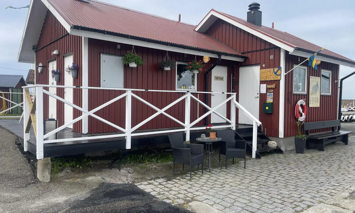 Hanö Gästhamn: {"base": "en", "no": "Marina kontor", "se": "Marinakontor", "en": "Marina Office", "da": "Marina Kontor", "fr": "Bureau de la Marina", "de": "Marina-B\u00fcro", "es": "Oficina de la Marina", "it": "Ufficio del Marina", "pt": "Escrit\u00f3rio da Marina", "nl": "Kantoor van de Jachthaven", "pl": "Biuro Mariny", "uk": "\u041e\u0444\u0456\u0441 \u041c\u0430\u0440\u0438\u043d\u0438", "ro": "Biroul Marinei", "tr": "Marina Ofisi", "el": "\u0393\u03c1\u03b1\u03c6\u03b5\u03af\u03bf \u039c\u03b1\u03c1\u03af\u03bd\u03b1\u03c2", "cs": "Kancel\u00e1\u0159 mariny", "hu": "Kik\u00f6t\u0151i Iroda", "fi": "Satamatoimisto", "bg": "\u041e\u0444\u0438\u0441 \u043d\u0430 \u043c\u0430\u0440\u0438\u043d\u0430\u0442\u0430", "sr": "Kancelarija marine", "et": "Marina kontor", "lv": "Ostas birojs", "lt": "Marinos biuras"}