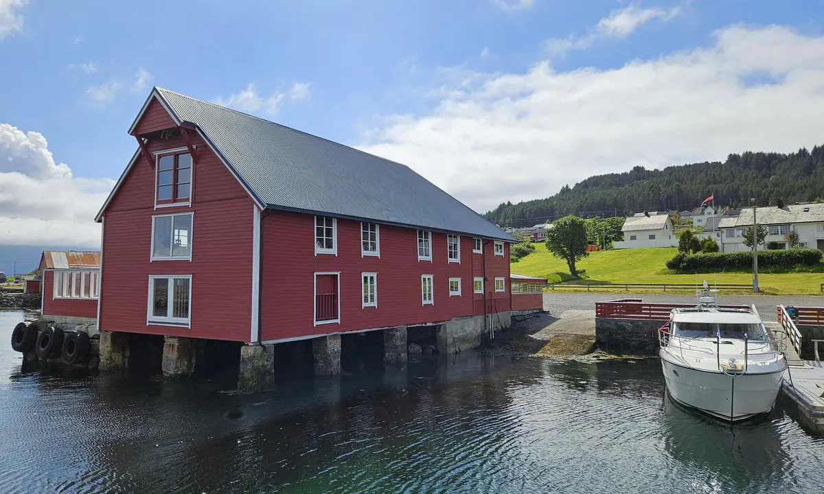Haramsøy Småbåthavn: {"base": "no", "no": "Sanit\u00e6rbygg med mer, slipp og gjestebrygge.", "se": "Sanitetsbygg med mera, slip och g\u00e4stbrygga.", "en": "Sanitary building and more, slipway, and guest pier.", "da": "Sanitetsbygning med mere, sl\u00e6bested og g\u00e6stebro.", "fr": "B\u00e2timent sanitaire et plus, slipway et quai pour visiteurs.", "de": "Sanit\u00e4rgeb\u00e4ude und mehr, Slipanlage und G\u00e4stesteg.", "es": "Edificio de servicios sanitarios y m\u00e1s, varadero y muelle para visitantes.", "it": "Edificio sanitario e altro, scivolo e molo per ospiti.", "pt": "Edif\u00edcio sanit\u00e1rio e mais, rampa e cais para visitantes.", "nl": "Sanitair gebouw met meer, hellingbaan en gastensteiger.", "pl": "Budynek sanitarny i inne, slip i pomost dla go\u015bci.", "uk": "\u0421\u0430\u043d\u0456\u0442\u0430\u0440\u043d\u0430 \u0431\u0443\u0434\u0456\u0432\u043b\u044f \u0437 \u0456\u043d\u0448\u0438\u043c, \u0441\u043f\u0443\u0441\u043a \u0442\u0430 \u0433\u043e\u0441\u0442\u044c\u043e\u0432\u0438\u0439 \u043f\u0440\u0438\u0447\u0430\u043b.", "ro": "Cl\u0103dire sanitar\u0103 cu mai mult, ramp\u0103 \u0219i ponton pentru oaspe\u021bi.", "tr": "Temizlik binas\u0131 ile di\u011ferleri, kay\u0131\u015f ve misafir iskelesi.", "el": "\u039a\u03c4\u03af\u03c1\u03b9\u03bf \u03c5\u03b3\u03b9\u03b5\u03b9\u03bd\u03ae\u03c2 \u03bc\u03b5 \u03ac\u03bb\u03bb\u03b1, \u03bd\u03b5\u03c1\u03bf\u03c4\u03c3\u03bf\u03c5\u03bb\u03ae\u03b8\u03c1\u03b1 \u03ba\u03b1\u03b9 \u03b1\u03c0\u03bf\u03b2\u03ac\u03b8\u03c1\u03b1 \u03b5\u03c0\u03b9\u03c3\u03ba\u03b5\u03c0\u03c4\u03ce\u03bd.", "cs": "Sanit\u00e1rn\u00ed budova a dal\u0161\u00ed, skluz a molo pro hosty.", "hu": "Saniter\u00e9p\u00fclet \u00e9s m\u00e9g t\u00f6bb, cs\u00faszda \u00e9s vend\u00e9gm\u00f3l\u00f3.", "fi": "Saniteettitilat ja muuta, nosturi ja vieraslaituri.", "bg": "\u0421\u0433\u0440\u0430\u0434\u0430 \u0437\u0430 \u0441\u0430\u043d\u0438\u0442\u0430\u0440\u043d\u0438 \u043d\u0443\u0436\u0434\u0438 \u0438 \u043e\u0449\u0435, slipway (\u0431\u043e\u0440\u0434 \u0437\u0430 \u0441\u043f\u0443\u0441\u043a\u0430\u043d\u0435 \u043d\u0430 \u043b\u043e\u0434\u043a\u0438) \u0438 \u043a\u0435\u0439 \u0437\u0430 \u0433\u043e\u0441\u0442\u0438.", "sr": "\u0417\u0433\u0440\u0430\u0434\u0430 \u0441\u0430 \u0441\u0430\u043d\u0438\u0442\u0430\u0440\u043d\u0438\u043c \u0447\u0432\u043e\u0440\u043e\u0432\u0438\u043c\u0430 \u0438 \u0432\u0438\u0448\u0435, \u0441\u043b\u0438\u043f \u0438 \u0433\u043e\u0441\u0442\u0438\u043d\u0441\u043a\u0438 \u043f\u043e\u043d\u0442\u043e\u043d.", "et": "Sanitaarruumid ja muu, slipi ja k\u00fclaliskaid.", "lv": "Sanit\u0101r\u0101s \u0113kas un citi pakalpojumi, sl\u012bdr\u0101de un viesu piest\u0101tne.", "lt": "Sanitarinis pastatas ir daugiau, slipas ir sve\u010di\u0173 prieplauka."}