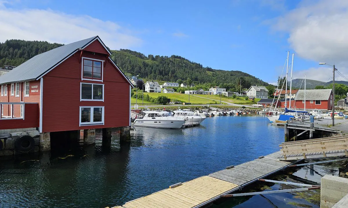 Haramsøy Småbåthavn: {"base": "no", "no": "Havna (Bilde tatt fra moloen)", "se": "Hamnen (Bild tagen fr\u00e5n piren)", "en": "The Harbour (Picture taken from the breakwater)", "da": "Havnen (Billede taget fra molen)", "fr": "Le port (Photo prise depuis la jet\u00e9e)", "de": "Der Hafen (Bild von der Mole aufgenommen)", "es": "El puerto (Imagen tomada desde el malec\u00f3n)", "it": "Il porto (Immagine presa dal molo)", "pt": "O Porto (Imagem tirada do molhe)", "nl": "De haven (Afbeelding genomen vanaf de pier)", "pl": "Przysta\u0144 (Zdj\u0119cie zrobione z molo)", "uk": "\u0413\u0430\u0432\u0430\u043d\u044c (\u0424\u043e\u0442\u043e, \u0437\u0440\u043e\u0431\u043b\u0435\u043d\u0435 \u0437 \u0445\u0432\u0438\u043b\u0435\u0440\u0456\u0437\u0443)", "ro": "Portul (Imagine luat\u0103 de pe dig)", "tr": "Liman\u0131 (Mendirekten \u00e7ekilmi\u015f foto\u011fraf)", "el": "\u03a4\u03bf \u03bb\u03b9\u03bc\u03ac\u03bd\u03b9 (\u0395\u03b9\u03ba\u03cc\u03bd\u03b1 \u03c4\u03c1\u03b1\u03b2\u03b7\u03b3\u03bc\u03ad\u03bd\u03b7 \u03b1\u03c0\u03cc \u03c4\u03bf\u03bd \u03bc\u03cc\u03bb\u03bf)", "cs": "P\u0159\u00edstav (Fotografie po\u0159\u00edzen\u00e1 z mola)", "hu": "A kik\u00f6t\u0151 (A m\u00f3l\u00f3r\u00f3l k\u00e9sz\u00fclt k\u00e9p)", "fi": "Satama (Kuva otettu aallonmurtajalta)", "bg": "\u041f\u0440\u0438\u0441\u0442\u0430\u043d\u0438\u0449\u0435\u0442\u043e (\u0421\u043d\u0438\u043c\u043a\u0430, \u043d\u0430\u043f\u0440\u0430\u0432\u0435\u043d\u0430 \u043e\u0442 \u043c\u043e\u043b\u0430)", "sr": "\u041b\u0443\u043a\u0430 (\u0421\u043b\u0438\u043a\u0430 \u0441\u043d\u0438\u043c\u0459\u0435\u043d\u0430 \u0441\u0430 \u043c\u043e\u043b\u0430)", "et": "Sadam (Pilt tehtud muulilt)", "lv": "Osta (Fotogr\u0101fija uz\u0146emta no mola)", "lt": "Uostas (Nuotrauka daryta nuo molo)"}