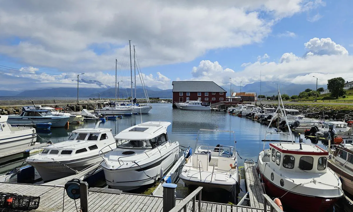 Haramsøy Småbåthavn: {"base": "no", "no": "B\u00e5thavna med gjestebrygga ved den r\u00f8de bygningen.", "se": "B\u00e5thamnen med g\u00e4stbryggan vid den r\u00f6da byggnaden.", "en": "The marina with the guest dock by the red building.", "da": "B\u00e5dhavnen med g\u00e6stebroen ved den r\u00f8de bygning.", "fr": "Le port de plaisance avec le quai d'accueil pr\u00e8s du b\u00e2timent rouge.", "de": "Der Yachthafen mit dem G\u00e4stesteg an dem roten Geb\u00e4ude.", "es": "El puerto deportivo con el muelle de visitantes junto al edificio rojo.", "it": "Il porto con il molo per gli ospiti presso l'edificio rosso.", "pt": "A marina com o cais de h\u00f3spedes ao lado do edif\u00edcio vermelho.", "nl": "De jachthaven met de gastensteiger bij het rode gebouw.", "pl": "Przysta\u0144 z pomostem dla go\u015bci przy czerwonym budynku.", "uk": "\u041f\u0440\u0438\u0447\u0430\u043b \u0437 \u0433\u043e\u0441\u0442\u044c\u043e\u0432\u0438\u043c \u043f\u0456\u0440\u0441\u043e\u043c \u0431\u0456\u043b\u044f \u0447\u0435\u0440\u0432\u043e\u043d\u043e\u0457 \u0431\u0443\u0434\u0456\u0432\u043b\u0456.", "ro": "Portul cu debarcaderul pentru oaspe\u021bi l\u00e2ng\u0103 cl\u0103direa ro\u0219ie.", "tr": "K\u0131rm\u0131z\u0131 binan\u0131n yan\u0131ndaki iskelede misafir iskelesi ile yat liman\u0131.", "el": "\u0397 \u03bc\u03b1\u03c1\u03af\u03bd\u03b1 \u03bc\u03b5 \u03c4\u03b7\u03bd \u03c0\u03c1\u03bf\u03b2\u03bb\u03ae\u03c4\u03b1 \u03b5\u03c0\u03b9\u03c3\u03ba\u03b5\u03c0\u03c4\u03ce\u03bd \u03b4\u03af\u03c0\u03bb\u03b1 \u03c3\u03c4\u03bf \u03ba\u03cc\u03ba\u03ba\u03b9\u03bd\u03bf \u03ba\u03c4\u03af\u03c1\u03b9\u03bf.", "cs": "P\u0159\u00edstav s hostuj\u00edc\u00edm molem u \u010derven\u00e9 budovy.", "hu": "A kik\u00f6t\u0151 vend\u00e9gm\u00f3l\u00f3j\u00e1val a piros \u00e9p\u00fcletn\u00e9l.", "fi": "Venesatama vieraslaiturilla punaisen rakennuksen vieress\u00e4.", "bg": "\u041f\u0440\u0438\u0441\u0442\u0430\u043d\u0438\u0449\u0435\u0442\u043e \u0441 \u043a\u0435\u0439 \u0437\u0430 \u0433\u043e\u0441\u0442\u0438 \u0434\u043e \u0447\u0435\u0440\u0432\u0435\u043d\u0430\u0442\u0430 \u0441\u0433\u0440\u0430\u0434\u0430.", "sr": "\u041f\u0440\u0438\u0441\u0442\u0430\u043d\u0438\u0448\u0442\u0435 \u0441\u0430 \u0433\u043e\u0441\u0442\u0438\u043d\u0441\u043a\u0438\u043c \u043c\u043e\u043b\u043e\u043c \u043f\u043e\u0440\u0435\u0434 \u0446\u0440\u0432\u0435\u043d\u0435 \u0437\u0433\u0440\u0430\u0434\u0435.", "et": "Jahtsadam k\u00fclaliste kai \u00e4\u00e4res punase hoone juures.", "lv": "Laivu osta ar viesu piest\u0101tni pie sarkan\u0101s \u0113kas.", "lt": "Val\u010di\u0173 uostas su sve\u010di\u0173 prieplauka prie raudono pastato."}