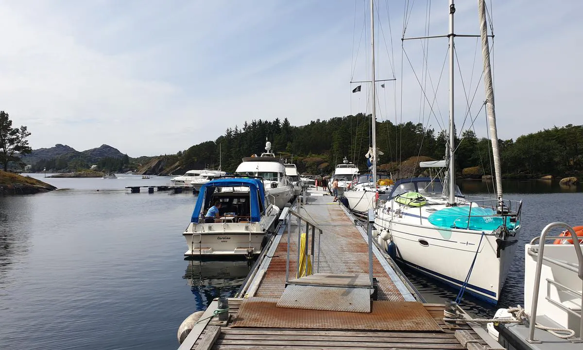 Hardbakke Hamn: Utvidet kai 2020 / 2021 med båser ytterst. Ingen info om restriksjoner med å ligge utenpå hverandre bortsett fra brannkrav om 4 meter mellom båter.