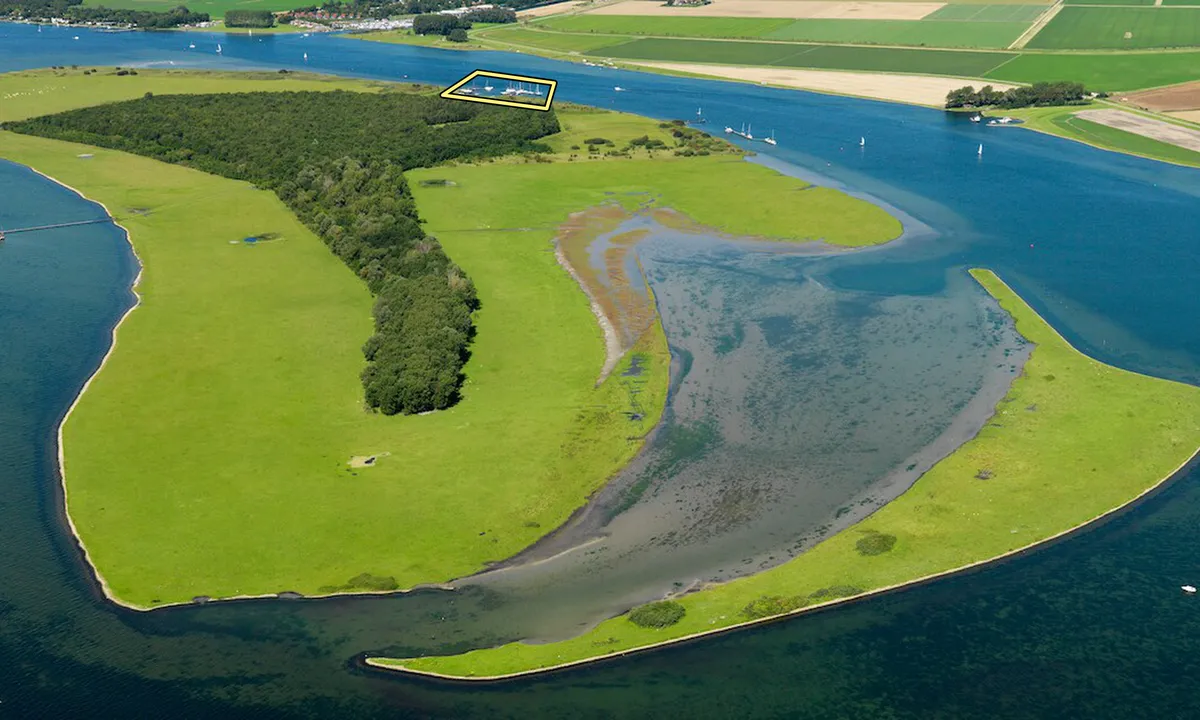 Het eiland Haringvreter. Met gele omranding de oostelijke jachthaven.
(Foto van pzc.nl).