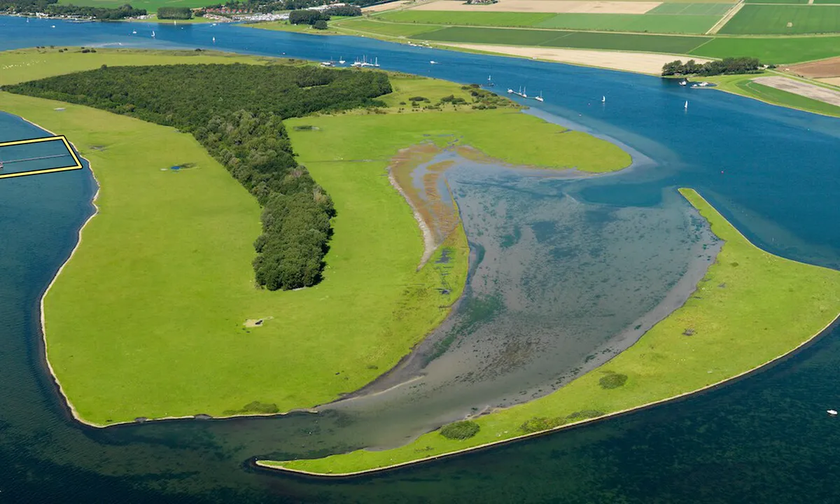 Het eiland Haringvreter. Met gele omranding de westelijke jachthaven (steiger). 
(Foto van pzc.nl).
