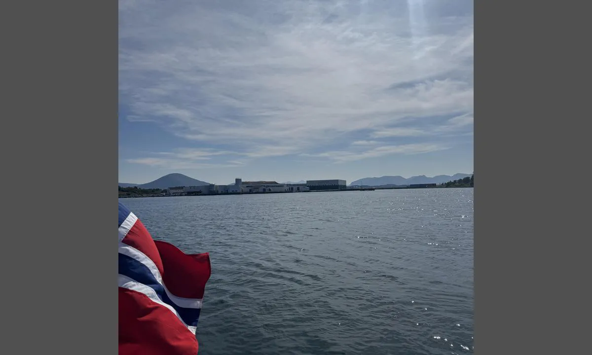 Harøy: {"base": "no", "no": "Utsikt rett mot et fiskemottak", "se": "Utsikt r\u00e4tt mot en fiskmottagning", "en": "View directly towards a fish processing plant", "da": "Udsigt lige mod en fiskemodtagelse", "fr": "Vue directe sur une station de r\u00e9ception de poissons", "de": "Aussicht direkt auf eine Fischannahmestelle", "es": "Vista directa hacia una planta de procesamiento de pescado", "it": "Vista diretta su un impianto di ricezione del pesce", "pt": "Vista direta para um posto de recep\u00e7\u00e3o de pescado", "nl": "Uitzicht recht op een visafslag", "pl": "Widok wprost na przetw\u00f3rni\u0119 ryb", "uk": "\u0412\u0438\u0434 \u043f\u0440\u044f\u043c\u043e \u043d\u0430 \u0440\u0438\u0431\u043d\u0438\u0439 \u043f\u0440\u0438\u0439\u043c\u0430\u043b\u044c\u043d\u0438\u0439 \u043f\u0443\u043d\u043a\u0442", "ro": "Priveli\u0219te direct\u0103 spre un punct de colectare a pe\u0219telui", "tr": "Bir bal\u0131k i\u015fleme tesisine do\u011fru manzara", "el": "\u0398\u03ad\u03b1 \u03b1\u03c0\u03b5\u03c5\u03b8\u03b5\u03af\u03b1\u03c2 \u03c0\u03c1\u03bf\u03c2 \u03bc\u03b9\u03b1 \u03bc\u03bf\u03bd\u03ac\u03b4\u03b1 \u03c0\u03b1\u03c1\u03b1\u03bb\u03b1\u03b2\u03ae\u03c2 \u03c8\u03b1\u03c1\u03b9\u03ce\u03bd", "cs": "V\u00fdhled p\u0159\u00edmo na ryb\u00e1\u0159sk\u00e9 p\u0159ekladi\u0161t\u011b", "hu": "Kil\u00e1t\u00e1s k\u00f6zvetlen\u00fcl egy halpiacra", "fi": "N\u00e4kym\u00e4 suoraan kalasatamaan", "bg": "\u0418\u0437\u0433\u043b\u0435\u0434 \u043d\u0430\u043f\u0440\u0430\u0432\u043e \u043a\u044a\u043c \u0440\u0438\u0431\u043e\u043f\u0440\u0435\u0440\u0430\u0431\u043e\u0442\u0432\u0430\u0442\u0435\u043b\u043d\u043e \u043f\u0440\u0435\u0434\u043f\u0440\u0438\u044f\u0442\u0438\u0435", "sr": "\u041f\u043e\u0433\u043b\u0435\u0434 \u0434\u0438\u0440\u0435\u043a\u0442\u043d\u043e \u043f\u0440\u0435\u043c\u0430 \u0440\u0438\u0431\u0430\u0440\u0441\u043a\u043e\u0458 \u043b\u0443\u0446\u0438", "et": "Vaade otse kalavastuv\u00f5tule", "lv": "Skats tie\u0161i uz zivju pie\u0146em\u0161anas termin\u0101li", "lt": "Vaizdas tiesiai \u012f \u017evej\u0173 pri\u0117mimo punkt\u0105"}
