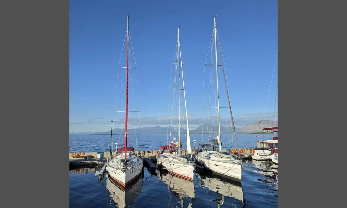 Harstad Gjestehavn: {"base": "en", "no": "ytre ponton, romslige plasser for st\u00f8rre b\u00e5ter", "se": "ytteponton, rymliga platser f\u00f6r st\u00f6rre b\u00e5tar", "en": "outer ponton, spacious places for bigger boats", "da": "yderpontonen, rummelige pladser til st\u00f8rre b\u00e5de", "fr": "ponton ext\u00e9rieur, places spacieuses pour les grands bateaux", "de": "Au\u00dfenpontons, ger\u00e4umige Pl\u00e4tze f\u00fcr gr\u00f6\u00dfere Boote", "es": "pont\u00f3n exterior, lugares espaciosos para barcos m\u00e1s grandes", "it": "ponton esterno, ampi spazi per barche pi\u00f9 grandi", "pt": "p\u00f4ntons externos, espa\u00e7os espa\u00e7osos para barcos maiores", "nl": "uiterste ponton, ruime plaatsen voor grotere boten", "pl": "zewn\u0119trzny p\u0142ywaj\u0105cy pomost, przestronne miejsca dla wi\u0119kszych \u0142odzi", "uk": "\u0437\u043e\u0432\u043d\u0456\u0448\u043d\u0456\u0439 \u043f\u0456\u0440\u0441, \u043f\u0440\u043e\u0441\u0442\u043e\u0440\u0456 \u043c\u0456\u0441\u0446\u044f \u0434\u043b\u044f \u0431\u0456\u043b\u044c\u0448\u0438\u0445 \u0447\u043e\u0432\u043d\u0456\u0432", "ro": "ponton exterior, locuri spa\u021bioase pentru b\u0103rci mai mari", "tr": "d\u0131\u015f iskele, daha b\u00fcy\u00fck tekneler i\u00e7in geni\u015f yerler", "el": "\u03b5\u03be\u03c9\u03c4\u03b5\u03c1\u03b9\u03ba\u03ae \u03c0\u03bb\u03c9\u03c4\u03ae \u03c0\u03c1\u03bf\u03b2\u03bb\u03ae\u03c4\u03b1, \u03b5\u03c5\u03c1\u03cd\u03c7\u03c9\u03c1\u03b5\u03c2 \u03b8\u03ad\u03c3\u03b5\u03b9\u03c2 \u03b3\u03b9\u03b1 \u03bc\u03b5\u03b3\u03b1\u03bb\u03cd\u03c4\u03b5\u03c1\u03b1 \u03c3\u03ba\u03ac\u03c6\u03b7", "cs": "vn\u011bj\u0161\u00ed ponton, prostorn\u00e1 m\u00edsta pro v\u011bt\u0161\u00ed lod\u011b", "hu": "k\u00fcls\u0151 ponton, t\u00e1gas helyek nagyobb haj\u00f3knak", "fi": "ulkopuolen ponttoni, tilavat paikat isommille veneille", "bg": "\u0432\u044a\u043d\u0448\u0435\u043d \u043f\u043e\u043d\u0442\u043e\u043d, \u043f\u0440\u043e\u0441\u0442\u043e\u0440\u043d\u0438 \u043c\u0435\u0441\u0442\u0430 \u0437\u0430 \u043f\u043e-\u0433\u043e\u043b\u0435\u043c\u0438 \u043b\u043e\u0434\u043a\u0438", "sr": "spolja\u0161nji ponton, prostrana mesta za ve\u0107e \u010damce", "et": "v\u00e4limine pontoon, avarad kohad suurematele paatidele", "lv": "\u0101r\u0113jais pontons, pla\u0161as vietas liel\u0101k\u0101m laiv\u0101m", "lt": "i\u0161orinis pontonas, erdvios vietos didesniems laivams"}