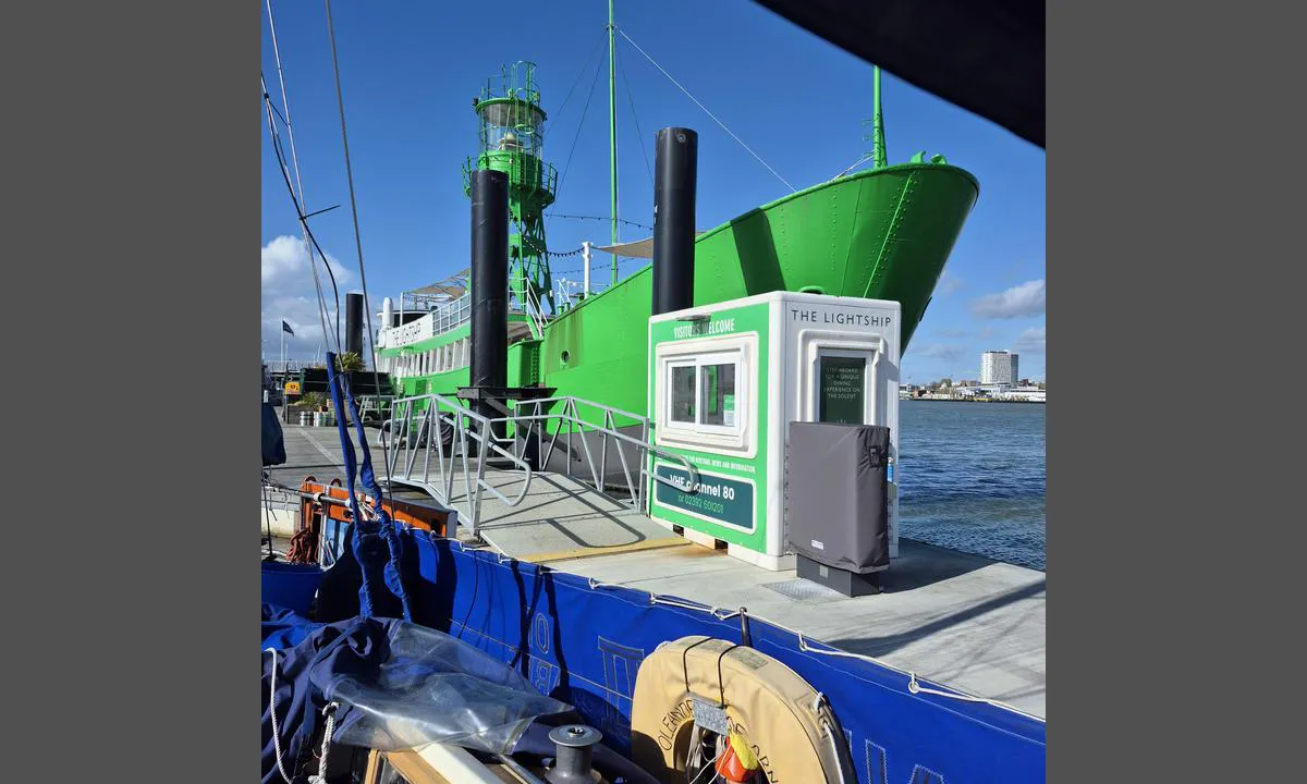 Haslar Marina - Gosport: {"base": "en", "no": "Gjestebryggen ligger ved siden av det restaurerte fyrskipet som fungerer som dusj- og toalettfasiliteter, i tillegg til en kaf\u00e9. Marinaen eies n\u00e5 av Premier.", "se": "Bes\u00f6kspontonen ligger intill den renoverade fyrskeppet som fungerar som dusch- och toalettfaciliteter samt ett caf\u00e9.<br>Marinan \u00e4gs nu av Premier.", "en": "The visitors pontoon is adjacent to the refurbished Lightship which serves as shower and toilet facilities as well as a cafe.\r\nThe Marina is now owmed by Premier", "da": "G\u00e6stepontonen er beliggende ved siden af det renoverede fyrskib, som fungerer som bruse- og toiletfaciliteter samt caf\u00e9. Marinaen ejes nu af Premier.", "fr": "Le ponton pour visiteurs est adjacent au bateau-phare r\u00e9nov\u00e9 qui sert de douches et de toilettes ainsi que de caf\u00e9. La marina est maintenant d\u00e9tenue par Premier.", "de": "Der Besucher-Ponton liegt neben dem renovierten Feuerschiff, das als Dusch- und Toilettenanlage sowie als Caf\u00e9 dient. Die Marina befindet sich jetzt im Eigentum von Premier.", "es": "El pont\u00f3n para visitantes est\u00e1 adyacente al Barco Faro renovado, que sirve como instalaciones de ducha y ba\u00f1o, as\u00ed como una cafeter\u00eda.<br> La Marina ahora es propiedad de Premier.", "it": "Il pontile per i visitatori \u00e8 adiacente al Faro ristrutturato che serve come strutture per docce e servizi igienici nonch\u00e9 come caff\u00e8. La Marina \u00e8 ora di propriet\u00e0 di Premier", "pt": "O pont\u00e3o para visitantes fica ao lado do Navio-farol reformado, que serve como instala\u00e7\u00f5es de chuveiro e banheiro, al\u00e9m de um caf\u00e9. <br> A Marina agora \u00e9 propriedade da Premier", "nl": "De bezoekerspontoon grenst aan het gerenoveerde lichtschip, dat dienst doet als douche- en toiletvoorzieningen en tevens als caf\u00e9.<br> De jachthaven is nu eigendom van Premier.", "pl": "Pomost go\u015bcinny znajduje si\u0119 obok odnowionego statku \u015bwietlnego, kt\u00f3ry s\u0142u\u017cy jako prysznic i toalety oraz jako kawiarnia.<br> Marina jest teraz w\u0142asno\u015bci\u0105 Premier", "uk": "\u041f\u043e\u043d\u0442\u043e\u043d\u0438 \u0434\u043b\u044f \u0432\u0456\u0434\u0432\u0456\u0434\u0443\u0432\u0430\u0447\u0456\u0432 \u0437\u043d\u0430\u0445\u043e\u0434\u044f\u0442\u044c\u0441\u044f \u043f\u043e\u0440\u0443\u0447 \u0437 \u043e\u043d\u043e\u0432\u043b\u0435\u043d\u0438\u043c \u0441\u0432\u0456\u0442\u043b\u043e\u0432\u0438\u043c \u0441\u0443\u0434\u043d\u043e\u043c, \u044f\u043a\u0435 \u0432\u0438\u043a\u043e\u0440\u0438\u0441\u0442\u043e\u0432\u0443\u0454\u0442\u044c\u0441\u044f \u044f\u043a \u0434\u0443\u0448\u043e\u0432\u0456 \u0442\u0430 \u0442\u0443\u0430\u043b\u0435\u0442\u043d\u0456 \u043f\u0440\u0438\u043c\u0456\u0449\u0435\u043d\u043d\u044f, \u0430 \u0442\u0430\u043a\u043e\u0436 \u043a\u0430\u0444\u0435. \u041c\u0430\u0440\u0438\u043d\u043e\u044e \u043d\u0430\u0440\u0430\u0437\u0456 \u043a\u0435\u0440\u0443\u0454 Premier.", "ro": "Pontonavisul pentru vizitatori este adiacent la Nava Far renovat\u0103, care serve\u0219te ca facilit\u0103\u021bi de du\u0219 \u0219i toalet\u0103, precum \u0219i ca o cafenea. Marina este acum de\u021binut\u0103 de Premier.", "tr": "Ziyaret\u00e7i pontonu, du\u015f ve tuvalet tesisleri yan\u0131 s\u0131ra kafe olarak hizmet veren yenilenmi\u015f Lightship'in biti\u015fi\u011findedir. Marina art\u0131k Premier taraf\u0131ndan i\u015fletilmektedir.", "el": "\u0397 \u03c0\u03bb\u03c9\u03c4\u03ae \u03b1\u03c0\u03bf\u03b2\u03ac\u03b8\u03c1\u03b1 \u03b5\u03c0\u03b9\u03c3\u03ba\u03b5\u03c0\u03c4\u03ce\u03bd \u03b5\u03af\u03bd\u03b1\u03b9 \u03b4\u03af\u03c0\u03bb\u03b1 \u03c3\u03c4\u03bf \u03b1\u03bd\u03b1\u03ba\u03b1\u03b9\u03bd\u03b9\u03c3\u03bc\u03ad\u03bd\u03bf \u03a6\u03b1\u03bd\u03ac\u03c1\u03b9, \u03c4\u03bf \u03bf\u03c0\u03bf\u03af\u03bf \u03b5\u03be\u03c5\u03c0\u03b7\u03c1\u03b5\u03c4\u03b5\u03af \u03c9\u03c2 \u03b5\u03b3\u03ba\u03b1\u03c4\u03b1\u03c3\u03c4\u03ac\u03c3\u03b5\u03b9\u03c2 \u03bd\u03c4\u03bf\u03c5\u03c2 \u03ba\u03b1\u03b9 \u03c4\u03bf\u03c5\u03b1\u03bb\u03ad\u03c4\u03b1\u03c2 \u03ba\u03b1\u03b8\u03ce\u03c2 \u03ba\u03b1\u03b9 \u03c9\u03c2 \u03ba\u03b1\u03c6\u03b5\u03c4\u03ad\u03c1\u03b9\u03b1. \u0397 \u039c\u03b1\u03c1\u03af\u03bd\u03b1 \u03b1\u03bd\u03ae\u03ba\u03b5\u03b9 \u03c0\u03bb\u03ad\u03bf\u03bd \u03c3\u03c4\u03b7\u03bd Premier", "cs": "N\u00e1v\u0161t\u011bvnick\u00e9 molo soused\u00ed s renovovan\u00fdm sv\u011bteln\u00fdm lod\u011bm, kter\u00fd slou\u017e\u00ed jako sprcha a toalety a tak\u00e9 jako kav\u00e1rna. Marina je nyn\u00ed ve vlastnictv\u00ed Premier.", "hu": "A l\u00e1togat\u00f3i ponton a fel\u00faj\u00edtott vil\u00e1g\u00edt\u00f3haj\u00f3 mellett tal\u00e1lhat\u00f3, amely zuhanyz\u00f3- \u00e9s WC-l\u00e9tes\u00edtm\u00e9nyk\u00e9nt, valamint k\u00e1v\u00e9z\u00f3k\u00e9nt szolg\u00e1l. A Marina most a Premier tulajdon\u00e1ban van.", "fi": "Vieraslaituri sijaitsee kunnostetun Majakkalaivan vieress\u00e4, jossa on suihku- ja WC-tilat sek\u00e4 kahvila. Marinan omistaa nyt Premier.", "bg": "\u041f\u043e\u043d\u0442\u043e\u043d\u044a\u0442 \u0437\u0430 \u043f\u043e\u0441\u0435\u0442\u0438\u0442\u0435\u043b\u0438 \u0435 \u0440\u0430\u0437\u043f\u043e\u043b\u043e\u0436\u0435\u043d \u0434\u043e \u043e\u0431\u043d\u043e\u0432\u0435\u043d\u0438\u044f \u0421\u0432\u0435\u0442\u043b\u0438\u043d\u0435\u043d \u043a\u043e\u0440\u0430\u0431, \u043a\u043e\u0439\u0442\u043e \u0441\u043b\u0443\u0436\u0438 \u043a\u0430\u0442\u043e \u0441\u044a\u043e\u0440\u044a\u0436\u0435\u043d\u0438\u0435 \u0437\u0430 \u0434\u0443\u0448\u043e\u0432\u0435 \u0438 \u0442\u043e\u0430\u043b\u0435\u0442\u043d\u0438, \u043a\u0430\u043a\u0442\u043e \u0438 \u043a\u0430\u0442\u043e \u043a\u0430\u0444\u0435. <br> \u041c\u0430\u0440\u0438\u043d\u0430\u0442\u0430 \u0441\u0435\u0433\u0430 \u0435 \u0441\u043e\u0431\u0441\u0442\u0432\u0435\u043d\u043e\u0441\u0442 \u043d\u0430 Premier.", "sr": "Ponton za posetioce se nalazi pored obnovljenog svetionika koji slu\u017ei kao prostorija za tu\u0161iranje i toalet, kao i kafi\u0107. Marina je sada u vlasni\u0161tvu Premier.", "et": "K\u00fclaliste pontoon on k\u00fclgnev renoveeritud tuletorni laevaga, mis toimib nii du\u0161i- ja tualetiruumide kui ka kohvikuna.<br>Marina kuulub n\u00fc\u00fcd Premier'ile.", "lv": "Apmekl\u0113t\u0101ju pontons atrodas blakus atjaunotajam gaismas ku\u0123im, kas kalpo k\u0101 du\u0161as un tualetes telpas, k\u0101 ar\u012b kafejn\u012bca.<br>Marina tagad pieder Premier.", "lt": "Sve\u010di\u0173 pontonas yra greta atnaujinto \u0160vytur\u0117lio, kuris tarnauja kaip du\u0161o ir tualet\u0173 patalpos bei kavin\u0117. Marina dabar priklauso Premier."}