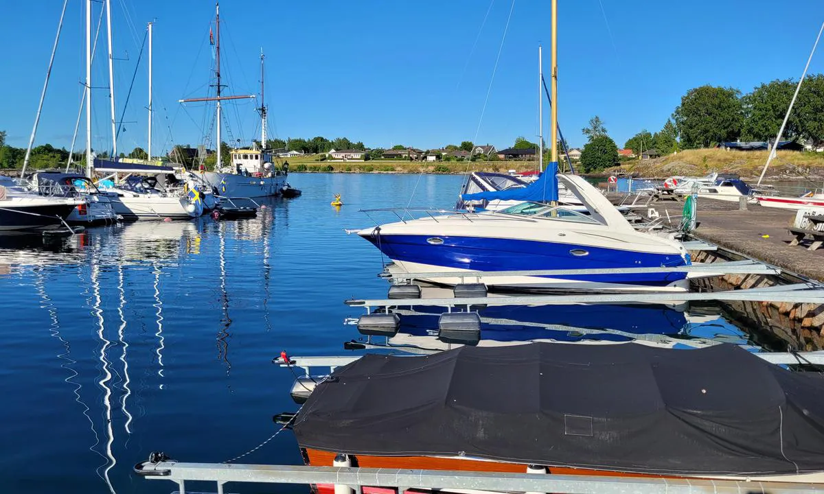 Hästholmen - Ödeshög: {"base": "de", "no": "Gjestebrygge til venstre, der kan du legge til med hekkb\u00f8ye. Til h\u00f8yre er private b\u00e5tplasser.", "se": "G\u00e4stbrygga till v\u00e4nster, f\u00f6rt\u00f6jning d\u00e4r med akterboj. Till h\u00f6ger privata f\u00f6rt\u00f6jningsplatser.", "en": "Guest dock to the left, moor there with stern buoy. Private berths to the right.", "da": "G\u00e6stebro til venstre, anl\u00f8b med h\u00e6kb\u00f8je der. Til h\u00f8jre private liggepladser.", "fr": "Ponton invit\u00e9 \u00e0 gauche, amarrage avec bou\u00e9e arri\u00e8re l\u00e0-bas. \u00c0 droite, places priv\u00e9es.", "de": "G\u00e4stesteg links, dort Anlegen mit Heckboje. Rechts private Liegepl\u00e4tze.", "es": "Muelle de visitantes a la izquierda, all\u00ed amarre con boya de popa. A la derecha, puestos de amarre privados.", "it": "Pontile per ospiti a sinistra, l\u00ec ormeggio con gavitello di poppa. A destra posti barca privati.", "pt": "Cais de visitantes \u00e0 esquerda, atraca\u00e7\u00e3o com b\u00f3ia de popa. \u00c0 direita, vagas privadas.", "nl": "Gastensteiger links, daar afmeren met hekboei. Rechts priv\u00e9 ligplaatsen.", "pl": "Pomost go\u015bcinny po lewej, tam cumowanie z boj\u0105 rufow\u0105. Po prawej prywatne miejsca postojowe.", "uk": "\u0413\u0456\u0441\u0442\u044c\u043e\u0432\u0438\u0439 \u043f\u0456\u0440\u0441 \u0437\u043b\u0456\u0432\u0430, \u043f\u0440\u0438\u0448\u0432\u0430\u0440\u0442\u043e\u0432\u043a\u0430 \u0437 \u043a\u043e\u0440\u043c\u043e\u0432\u0438\u043c \u0431\u0443\u0439\u043a\u043e\u043c. \u041f\u0440\u0430\u0432\u043e\u0440\u0443\u0447 \u043f\u0440\u0438\u0432\u0430\u0442\u043d\u0456 \u0441\u0442\u043e\u044f\u043d\u043a\u0438.", "ro": "Debarcader pentru oaspe\u021bi pe partea st\u00e2ng\u0103, acolo acostare cu geamandur\u0103 de pupa. La dreapta, locuri de acostare private.", "tr": "Misafir iskelesi sol tarafta, burada k\u0131\u00e7tan kara ba\u011flama. Sa\u011f tarafta \u00f6zel ba\u011flama yerleri.", "el": "\u0391\u03c0\u03bf\u03b2\u03ac\u03b8\u03c1\u03b1 \u03b3\u03b9\u03b1 \u03b5\u03c0\u03b9\u03c3\u03ba\u03ad\u03c0\u03c4\u03b5\u03c2 \u03b1\u03c1\u03b9\u03c3\u03c4\u03b5\u03c1\u03ac, \u03b5\u03ba\u03b5\u03af \u03c0\u03c1\u03cc\u03c3\u03b4\u03b5\u03c3\u03b7 \u03bc\u03b5 \u03c0\u03c1\u03c5\u03bc\u03bd\u03b9\u03ac \u03ac\u03b3\u03ba\u03c5\u03c1\u03b1. \u0394\u03b5\u03be\u03b9\u03ac \u03b9\u03b4\u03b9\u03c9\u03c4\u03b9\u03ba\u03ad\u03c2 \u03b8\u03ad\u03c3\u03b5\u03b9\u03c2 \u03b5\u03bb\u03bb\u03b9\u03bc\u03b5\u03bd\u03b9\u03c3\u03bc\u03bf\u03cd.", "cs": "Hostuj\u00edc\u00ed molo vlevo, tam p\u0159ist\u00e1n\u00ed s vaz\u00e1kem na z\u00e1di. Vpravo soukrom\u00e1 st\u00e1n\u00ed.", "hu": "Vend\u00e9gm\u00f3l\u00f3 balra, ott horgonyz\u00e1s far\u00fa b\u00f3j\u00e1hoz k\u00f6tve. Jobbra mag\u00e1nkik\u00f6t\u0151helyek.", "fi": "Vieraslaituri vasemmalla, siell\u00e4 kiinnittyminen per\u00e4poijulla. Oikealla yksityiset laituripaikat.", "bg": "\u041a\u0435\u044f \u0437\u0430 \u0433\u043e\u0441\u0442\u0438 \u0435 \u0432\u043b\u044f\u0432\u043e, \u0442\u0430\u043c \u0441\u0435 \u0430\u043a\u043e\u0441\u0442\u0438\u0440\u0430 \u0441\u044a\u0441 \u0437\u0430\u0434\u043d\u043e \u0432\u044a\u0436\u0435. \u0412\u0434\u044f\u0441\u043d\u043e \u0441\u0430 \u0447\u0430\u0441\u0442\u043d\u0438 \u043c\u0435\u0441\u0442\u0430\u0442\u0430 \u0437\u0430 \u0430\u043a\u043e\u0441\u0442\u0438\u0440\u0430\u043d\u0435.", "sr": "Pristani\u0161te za goste levo, tamo se pristaje sa krmenom bovom. Desno privatna mesta za vez.", "et": "K\u00fclaliste kai vasakul, seal sildumine ahtripoiga. Paremal erakaiad.", "lv": "Viesu piest\u0101tne kreisaj\u0101 pus\u0113, tur piest\u0101t ar paka\u013c\u0113jo boju. Labaj\u0101 pus\u0113 priv\u0101tas piest\u0101tnes.", "lt": "Sve\u010di\u0173 pontonas kair\u0117je, ten prisi\u0161vartuoti su galine boja. De\u0161in\u0117je asmeniniai prieplaukos."}