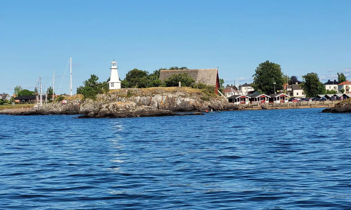Hästholmen - Ödeshög: {"base": "de", "no": "Utsikt fra V\u00e4tternsj\u00f8en mot havnen. Innseilingen g\u00e5r til venstre for fyrt\u00e5rnet og forbi klippene.", "se": "Utsikt fr\u00e5n V\u00e4ttern mot hamnen. Infarten g\u00e5r till v\u00e4nster om fyren och klipporna.", "en": "View from Lake V\u00e4ttern towards the harbor. The approach leads past the lighthouse and the rocks on the left.", "da": "Udsigt fra V\u00e4tterns\u00f8en til havnen. Indsejlingen f\u00f8rer til venstre forbi fyret og klipperne.", "fr": "Vue du lac V\u00e4ttern sur le port. L'acc\u00e8s se fait \u00e0 gauche du phare et des rochers.", "de": "Blick vom V\u00e4tternsee auf den Hafen. Die Zufahrt f\u00fchrt links am Leuchtturm und den Felsen vorbei.", "es": "Vista desde el lago V\u00e4ttern hacia el puerto. La entrada pasa a la izquierda del faro y de las rocas.", "it": "Vista dal lago V\u00e4ttern verso il porto. L'accesso passa a sinistra del faro e delle rocce.", "pt": "Vista do Lago V\u00e4ttern para o porto. O acesso passa \u00e0 esquerda do farol e das rochas.", "nl": "Uitzicht vanaf het V\u00e4tternmeer op de haven. De toegang voert links langs de vuurtoren en de rotsen.", "pl": "Widok na port z jeziora V\u00e4ttern. Dojazd prowadzi w lewo obok latarni morskiej i ska\u0142.", "uk": "<p>\u0412\u0438\u0434 \u0456\u0437 \u043e\u0437\u0435\u0440\u0430 \u0412\u0435\u0442\u0442\u0435\u0440\u043d \u043d\u0430 \u043f\u043e\u0440\u0442. \u041f\u0456\u0434'\u0457\u0437\u0434 \u043f\u0440\u043e\u0445\u043e\u0434\u0438\u0442\u044c \u043b\u0456\u0432\u043e\u0440\u0443\u0447 \u0432\u0456\u0434 \u043c\u0430\u044f\u043a\u0430 \u0442\u0430 \u0441\u043a\u0435\u043b\u044c.</p>", "ro": "Priveli\u0219te de la lacul V\u00e4ttern spre port. Intrarea se face pe l\u00e2ng\u0103 far \u0219i st\u00e2nci, pe partea st\u00e2ng\u0103.", "tr": "V\u00e4ttern G\u00f6l\u00fc'nden liman manzaras\u0131. Giri\u015f, sol taraftaki deniz fenerinin ve kayal\u0131klar\u0131n yan\u0131ndan ge\u00e7mektedir.", "el": "\u0398\u03ad\u03b1 \u03b1\u03c0\u03cc \u03c4\u03b7 \u03bb\u03af\u03bc\u03bd\u03b7 \u0392\u03ad\u03c4\u03c4\u03b5\u03c1 \u03c0\u03c1\u03bf\u03c2 \u03c4\u03bf \u03bb\u03b9\u03bc\u03ac\u03bd\u03b9. \u0397 \u03c0\u03c1\u03cc\u03c3\u03b2\u03b1\u03c3\u03b7 \u03c0\u03b5\u03c1\u03bd\u03ac\u03b5\u03b9 \u03b1\u03c1\u03b9\u03c3\u03c4\u03b5\u03c1\u03ac \u03b1\u03c0\u03cc \u03c4\u03bf\u03bd \u03c6\u03ac\u03c1\u03bf \u03ba\u03b1\u03b9 \u03c4\u03bf\u03c5\u03c2 \u03b2\u03c1\u03ac\u03c7\u03bf\u03c5\u03c2.", "cs": "Pohled z jezera V\u00e4ttern na p\u0159\u00edstav. P\u0159\u00edjezd vede vlevo kolem maj\u00e1ku a skal.", "hu": "Kil\u00e1t\u00e1s a V\u00e4ttern-t\u00f3r\u00f3l a kik\u00f6t\u0151re. A behaj\u00f3z\u00e1s bal oldalon a vil\u00e1g\u00edt\u00f3torony \u00e9s a szikl\u00e1k mellett vezet.", "fi": "N\u00e4k\u00f6ala V\u00e4ttern-j\u00e4rvelt\u00e4 satamaan. Sis\u00e4\u00e4ntulo johtaa majakan ja kallioiden vasemmalta puolelta ohi.", "bg": "\u0418\u0437\u0433\u043b\u0435\u0434 \u043e\u0442 \u0435\u0437\u0435\u0440\u043e\u0442\u043e \u0412\u0435\u0442\u0435\u0440\u043d \u043a\u044a\u043c \u043f\u0440\u0438\u0441\u0442\u0430\u043d\u0438\u0449\u0435\u0442\u043e. \u0414\u043e\u0441\u0442\u044a\u043f\u044a\u0442 \u043c\u0438\u043d\u0430\u0432\u0430 \u0432\u043b\u044f\u0432\u043e \u043e\u0442 \u0444\u0430\u0440\u0430 \u0438 \u043a\u0440\u0430\u0439 \u0441\u043a\u0430\u043b\u0438\u0442\u0435.", "sr": "Pogled sa jezera V\u00e4ttern na luku. Pristup vodi levo pored svetionika i stena.", "et": "Vaade V\u00e4nerni j\u00e4rvelt sadamale. Sisses\u00f5it kulgeb vasakul tuletorni ja kaljude juurest.", "lv": "Skats no Veternas ezera uz ostu. Piebrauk\u0161ana ved kreisaj\u0101 pus\u0113 gar b\u0101ku un klint\u012bm.", "lt": "Vaizdas nuo V\u00e4ttern j\u016bros iki uosto. \u012eplaukimas veda kair\u0117je pro \u0161vytur\u012f ir uolas."}