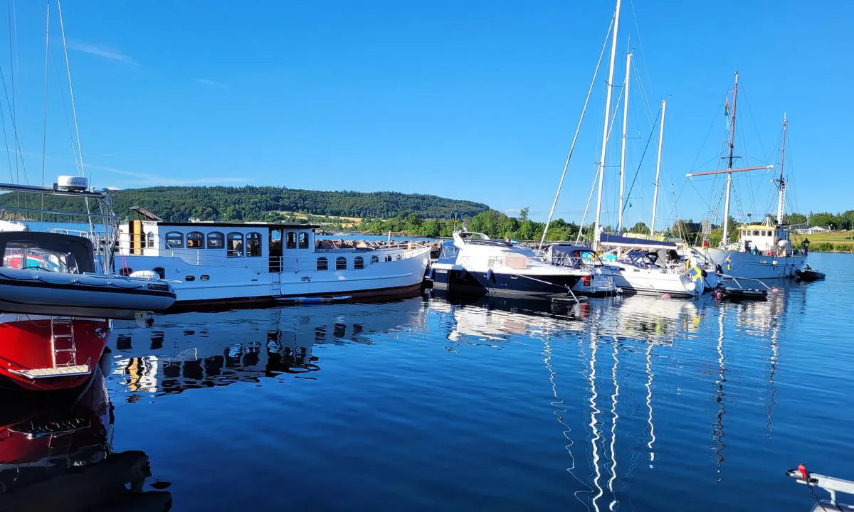 Hästholmen - Ödeshög: {"base": "de", "no": "Utsikt over gjestebryggen.", "se": "Utsikt \u00f6ver g\u00e4stbryggan.", "en": "View of the guest pier.", "da": "Udsigt til g\u00e6stebroen.", "fr": "Vue sur le quai des visiteurs.", "de": "Blick auf den G\u00e4stesteg.", "es": "Vista del muelle de invitados.", "it": "Vista sul pontile degli ospiti.", "pt": "Vista para o cais de visitantes.", "nl": "Uitzicht op de gastepier.", "pl": "Widok na pomost dla go\u015bci.", "uk": "\u0412\u0438\u0434 \u043d\u0430 \u0433\u043e\u0441\u0442\u044c\u043e\u0432\u0438\u0439 \u043f\u0440\u0438\u0447\u0430\u043b.", "ro": "Priveli\u0219te c\u0103tre debarcaderul pentru oaspe\u021bi.", "tr": "Konuk iskelesine bak\u0131\u015f.", "el": "\u0398\u03ad\u03b1 \u03c3\u03c4\u03b7\u03bd \u03b1\u03c0\u03bf\u03b2\u03ac\u03b8\u03c1\u03b1 \u03b5\u03c0\u03b9\u03c3\u03ba\u03b5\u03c0\u03c4\u03ce\u03bd.", "cs": "Pohled na hostuj\u00edc\u00ed molo.", "hu": "Kil\u00e1t\u00e1s a vend\u00e9gst\u00e9gre.", "fi": "N\u00e4kym\u00e4 vieraslaiturilta.", "bg": "\u0418\u0437\u0433\u043b\u0435\u0434 \u043a\u044a\u043c \u043a\u0435\u044f \u0437\u0430 \u0433\u043e\u0441\u0442\u0438.", "sr": "\u041f\u043e\u0433\u043b\u0435\u0434 \u043d\u0430 \u0433\u043e\u0441\u0442\u0438\u043d\u0441\u043a\u0438 \u043c\u043e\u043b.", "et": "Vaade k\u00fclalissillale.", "lv": "Skats uz viesu piest\u0101tni.", "lt": "Vaizdas \u012f sve\u010di\u0173 prieplauk\u0105."}