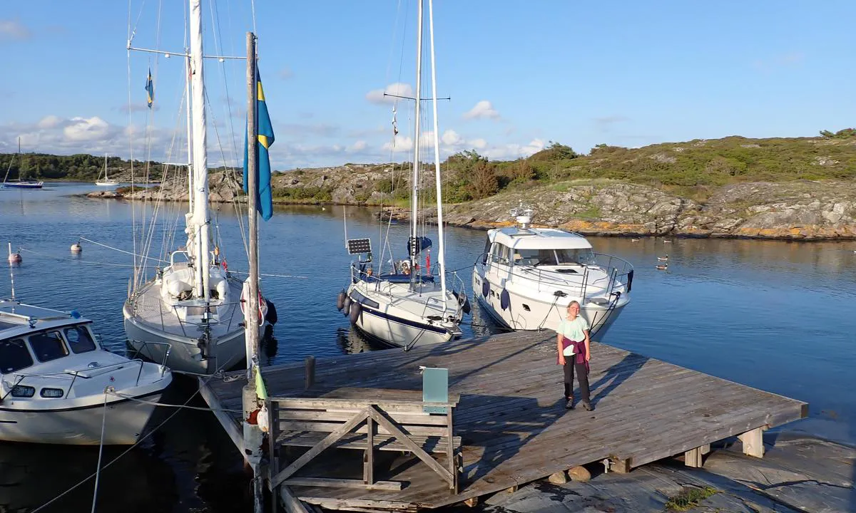 Hastholmen - SXK Västkust bouy: Litt lengre inn i bukta er det en brygge med akerfortøyninger.