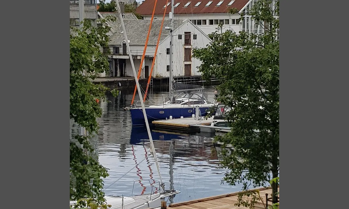 Ny flytebrygge har gjort det bedre å besøke det indre av Haugesund. Dette er IKKE stedet du velger om du vil ha ei rolig natt på ei helg. Musikken gjallet, og yre ungdommer (og endel som fortsatt trodde de var unge) tok aktiv del i festlighetene langt ut i de små timer.