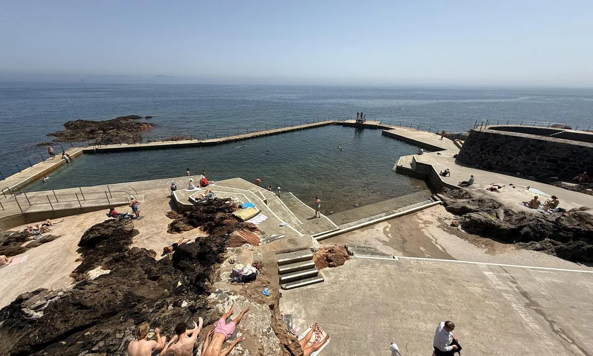 Havelet Bay: {"base": "no", "no": "Flott badeanlegg og kafe p\u00e5 vestsida av bukta", "se": "Fint badomr\u00e5de och caf\u00e9 p\u00e5 v\u00e4stsidan av viken", "en": "Great swimming facility and cafe on the west side of the bay", "da": "Flot badeanl\u00e6g og caf\u00e9 p\u00e5 vestsiden af bugten", "fr": "Superbe installation de baignade et caf\u00e9 sur le c\u00f4t\u00e9 ouest de la baie", "de": "Sch\u00f6ne Badeanlage und Caf\u00e9 auf der Westseite der Bucht", "es": "Excelente complejo de ba\u00f1o y caf\u00e9 en el lado oeste de la bah\u00eda", "it": "Splendido impianto balneare e caff\u00e8 sul lato ovest della baia", "pt": "Excelente complexo de banho e caf\u00e9 no lado oeste da ba\u00eda", "nl": "Geweldig zwemcomplex en caf\u00e9 aan de westzijde van de baai", "pl": "\u015awietny obiekt k\u0105pielowy i kawiarnia po zachodniej stronie zatoki", "uk": "\u0427\u0443\u0434\u043e\u0432\u0438\u0439 \u043f\u043b\u0430\u0432\u0430\u043b\u044c\u043d\u0438\u0439 \u043a\u043e\u043c\u043f\u043b\u0435\u043a\u0441 \u0442\u0430 \u043a\u0430\u0444\u0435 \u043d\u0430 \u0437\u0430\u0445\u0456\u0434\u043d\u0456\u0439 \u0441\u0442\u043e\u0440\u043e\u043d\u0456 \u0431\u0443\u0445\u0442\u0438", "ro": "Complex de \u00eenot frumos \u0219i cafenea pe partea vestic\u0103 a golfului", "tr": "Koyun bat\u0131 taraf\u0131nda harika bir y\u00fczme tesisi ve kafe bulunmaktad\u0131r.", "el": "\u03a5\u03c0\u03ad\u03c1\u03bf\u03c7\u03b5\u03c2 \u03b5\u03b3\u03ba\u03b1\u03c4\u03b1\u03c3\u03c4\u03ac\u03c3\u03b5\u03b9\u03c2 \u03ba\u03bf\u03bb\u03cd\u03bc\u03b2\u03b7\u03c3\u03b7\u03c2 \u03ba\u03b1\u03b9 \u03ba\u03b1\u03c6\u03b5\u03c4\u03ad\u03c1\u03b9\u03b1 \u03c3\u03c4\u03b7 \u03b4\u03c5\u03c4\u03b9\u03ba\u03ae \u03c0\u03bb\u03b5\u03c5\u03c1\u03ac \u03c4\u03bf\u03c5 \u03ba\u03cc\u03bb\u03c0\u03bf\u03c5", "cs": "Skv\u011bl\u00e9 koupali\u0161t\u011b a kav\u00e1rna na z\u00e1padn\u00ed stran\u011b z\u00e1toky", "hu": "Remek f\u00fcrd\u0151l\u00e9tes\u00edtm\u00e9ny \u00e9s k\u00e1v\u00e9z\u00f3 az \u00f6b\u00f6l nyugati oldal\u00e1n", "fi": "Hieno kylpyl\u00e4 ja kahvila lahden l\u00e4nsipuolella", "bg": "\u041e\u0442\u043b\u0438\u0447\u0435\u043d \u043f\u043b\u0443\u0432\u0435\u043d \u043a\u043e\u043c\u043f\u043b\u0435\u043a\u0441 \u0438 \u043a\u0430\u0444\u0435 \u043d\u0430 \u0437\u0430\u043f\u0430\u0434\u043d\u0430\u0442\u0430 \u0441\u0442\u0440\u0430\u043d\u0430 \u043d\u0430 \u0437\u0430\u043b\u0438\u0432\u0430", "sr": "Odli\u010dan bazenski kompleks i kafi\u0107 na zapadnoj strani zaliva", "et": "Suurep\u00e4rane suplusala ja kohvik lahe l\u00e4\u00e4nek\u00fcljel", "lv": "Lielisks peldvietas komplekss un kafejn\u012bca l\u012b\u010da rietumu pus\u0113", "lt": "Puikus baseino kompleksas ir kavin\u0117 ant \u012flankos vakarin\u0117s pus\u0117s"}