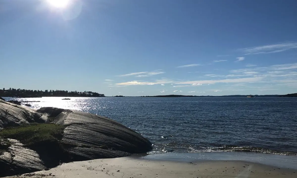 Helgeroa Båthavn: "Høyrestranda" ved campingen. Ubbeskjær til venstre i bildet.