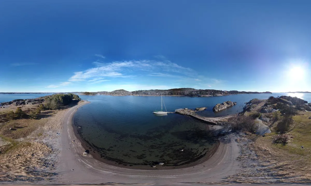 Hellesøya: Liten flytebrygge for longside fortøyning. Det går også å ligge på svai i bukta, eller mot fast brygge. Gode ankrigsforhold.