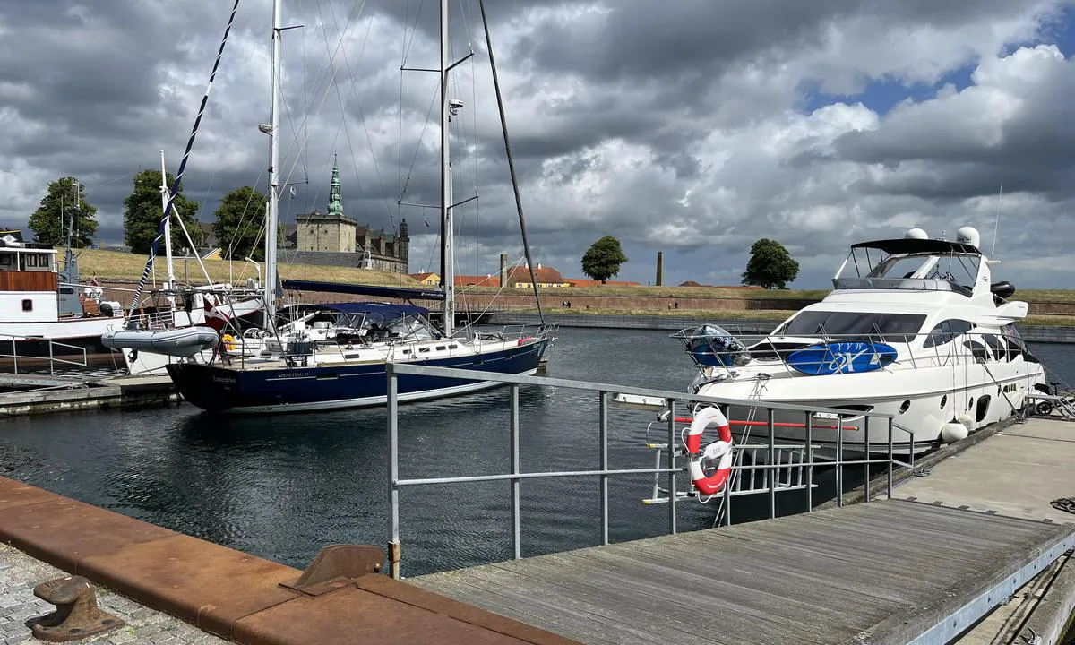 Helsingør Havn: Det er to steder det ligger fritidsbåter, begge steder er det flytebrygger.