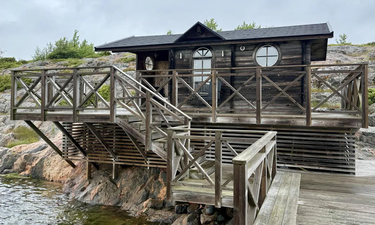 Helsö Havspaviljongen: {"base": "en", "no": "Badstuebygningen ligger ved siden av sj\u00f8en.", "se": "Bastubyggnaden ligger vid havet.", "en": "The sauna building is next to sea.", "da": "Saunabygningen ligger ved havet.", "fr": "Le b\u00e2timent du sauna est \u00e0 c\u00f4t\u00e9 de la mer.", "de": "Das Saunageb\u00e4ude befindet sich neben dem Meer.", "es": "El edificio de la sauna est\u00e1 junto al mar.", "it": "L'edificio della sauna \u00e8 accanto al mare.", "pt": "O edif\u00edcio da sauna fica junto ao mar.", "nl": "Het saunagebouw staat naast de zee.", "pl": "Budynek sauny znajduje si\u0119 obok morza.", "uk": "\u0411\u0443\u0434\u0456\u0432\u043b\u044f \u0441\u0430\u0443\u043d\u0438 \u0437\u043d\u0430\u0445\u043e\u0434\u0438\u0442\u044c\u0441\u044f \u043f\u043e\u0440\u0443\u0447 \u0456\u0437 \u043c\u043e\u0440\u0435\u043c.", "ro": "Cl\u0103direa saunei este l\u00e2ng\u0103 mare.", "tr": "Sauna binas\u0131 denizin yan\u0131ndad\u0131r.", "el": "\u03a4\u03bf \u03ba\u03c4\u03af\u03c1\u03b9\u03bf \u03c4\u03b7\u03c2 \u03c3\u03ac\u03bf\u03c5\u03bd\u03b1\u03c2 \u03b2\u03c1\u03af\u03c3\u03ba\u03b5\u03c4\u03b1\u03b9 \u03b4\u03af\u03c0\u03bb\u03b1 \u03c3\u03c4\u03b7 \u03b8\u03ac\u03bb\u03b1\u03c3\u03c3\u03b1.", "cs": "Saunov\u00e1 budova je vedle mo\u0159e.", "hu": "A szauna\u00e9p\u00fclet a tenger mellett tal\u00e1lhat\u00f3.", "fi": "Saunarakennus on meren rannassa.", "bg": "\u0421a\u0443\u043d\u0430\u0442\u0430 \u0441\u0435 \u043d\u0430\u043c\u0438\u0440\u0430 \u0434\u043e \u043c\u043e\u0440\u0435\u0442\u043e.", "sr": "Zgrada saune je pored mora.", "et": "Saunahoone asub mere \u00e4\u00e4res.", "lv": "Pirts \u0113ka ir blakus j\u016brai.", "lt": "Pirties pastatas yra \u0161alia j\u016bros."}