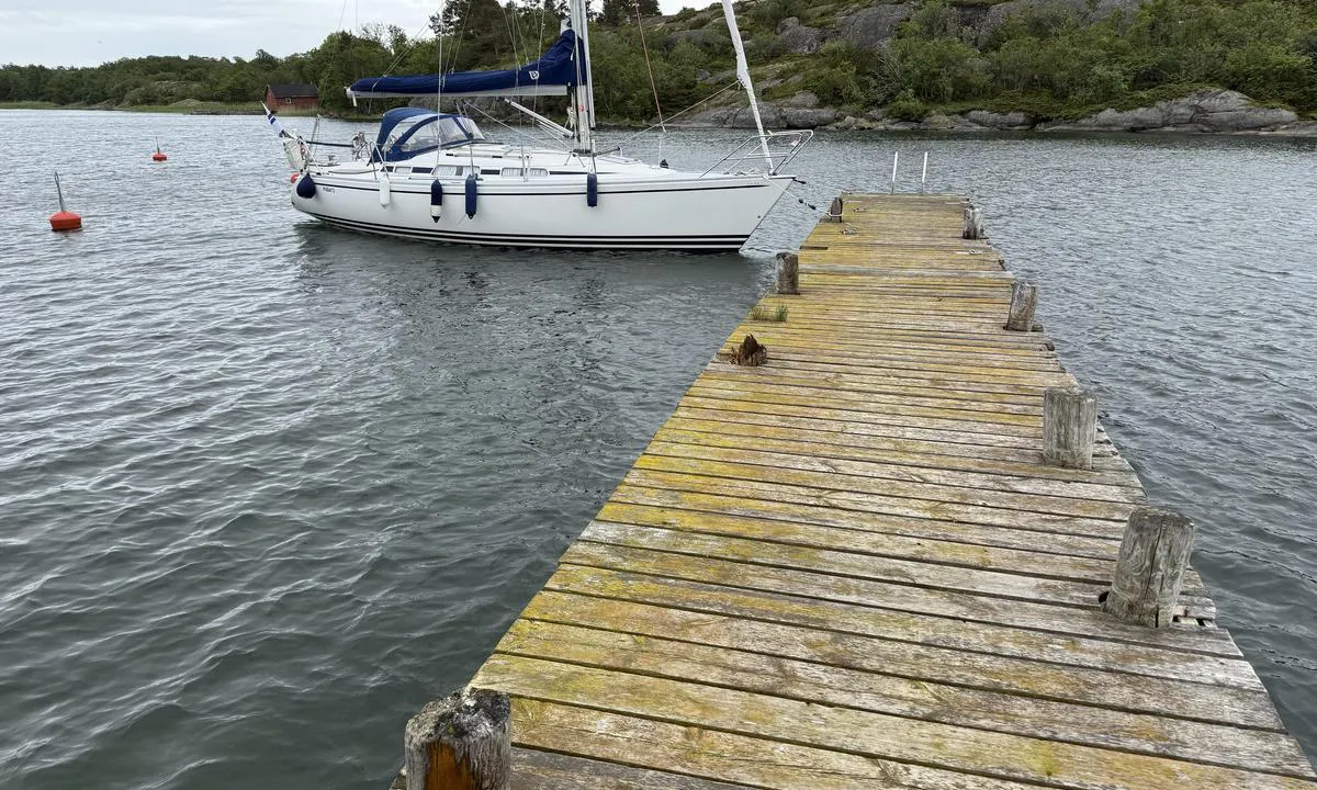 Helsö Havspaviljongen: {"base": "en", "no": "Bryggen har sett bedre dager.", "se": "Bryggan har sett b\u00e4ttre dagar.", "en": "The jetty has seen better days.", "da": "Molen har set bedre dage.", "fr": "Le quai a connu des jours meilleurs.", "de": "Der Steg hat bessere Tage gesehen.", "es": "El muelle ha visto mejores d\u00edas.", "it": "Il molo ha visto giorni migliori.", "pt": "O cais j\u00e1 viu dias melhores.", "nl": "De steiger heeft betere dagen gekend.", "pl": "Pomost widzia\u0142 lepsze dni.", "uk": "\u0426\u0435\u0439 \u043f\u0440\u0438\u0447\u0430\u043b \u0431\u0430\u0447\u0438\u0432 \u043a\u0440\u0430\u0449\u0456 \u0434\u043d\u0456.", "ro": "Digul a v\u0103zut zile mai bune.", "tr": "\u0130skele eski g\u00fcnlerini arat\u0131yor.", "el": "\u0397 \u03b1\u03c0\u03bf\u03b2\u03ac\u03b8\u03c1\u03b1 \u03ad\u03c7\u03b5\u03b9 \u03b4\u03b5\u03b9 \u03ba\u03b1\u03bb\u03cd\u03c4\u03b5\u03c1\u03b5\u03c2 \u03bc\u03ad\u03c1\u03b5\u03c2.", "cs": "Molo za\u017eilo lep\u0161\u00ed \u010dasy.", "hu": "A m\u00f3l\u00f3 jobb id\u0151ket is l\u00e1tott m\u00e1r.", "fi": "Laituri on n\u00e4hnyt parempia p\u00e4ivi\u00e4.", "bg": "\u041f\u043e\u043d\u0442\u043e\u043d\u044a\u0442 \u0435 \u043f\u0440\u0435\u0436\u0438\u0432\u044f\u043b \u043f\u043e-\u0434\u043e\u0431\u0440\u0438 \u0434\u043d\u0438.", "sr": "\u041c\u043e\u0441\u0442 \u0458\u0435 \u0432\u0438\u0434\u0435\u043e \u0431\u043e\u0459\u0435 \u0434\u0430\u043d\u0435.", "et": "Sild on n\u00e4inud paremaid p\u00e4evi.", "lv": "Piest\u0101tne ir redz\u0113jusi lab\u0101kas dienas.", "lt": "Prieplauka mat\u0117 geresnius laikus."}