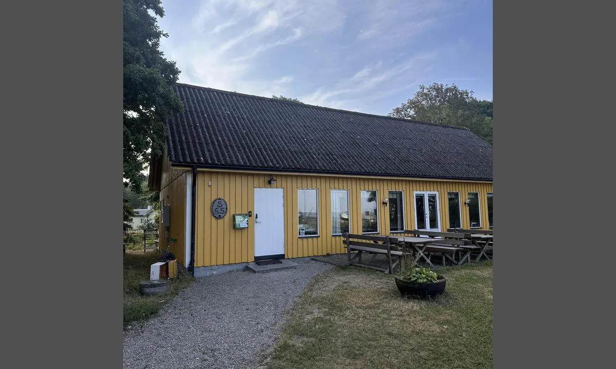 Hermans Heja Gästhamn: {"base": "en", "no": "Toalett og dusj i SSS klubbhuset", "se": "Toalett och dusch i SSS-klubbhuset", "en": "Toilet and shower in the SSS clubhouse", "da": "Toilet og bruser i SSS klubhuset", "fr": "Toilette et douche dans le club-house SSS", "de": "Toilette und Dusche im SSS Clubhaus", "es": "Ba\u00f1o y ducha en el club n\u00e1utico SSS", "it": "Toilette e doccia nel club nautico SSS", "pt": "Sanit\u00e1rios e chuveiros no clube do SSS", "nl": "Toilet en douche in het SSS-clubhuis", "pl": "Toaleta i prysznic w klubie SSS", "uk": "\u0422\u0443\u0430\u043b\u0435\u0442 \u0442\u0430 \u0434\u0443\u0448 \u0443 \u043a\u043b\u0443\u0431\u043d\u043e\u043c\u0443 \u0431\u0443\u0434\u0438\u043d\u043a\u0443 SSS", "ro": "Toalet\u0103 \u0219i du\u0219 \u00een clubul SSS", "tr": "SSS kul\u00fcp binas\u0131nda tuvalet ve du\u015f", "el": "\u03a4\u03bf\u03c5\u03b1\u03bb\u03ad\u03c4\u03b1 \u03ba\u03b1\u03b9 \u03bd\u03c4\u03bf\u03c5\u03c2 \u03c3\u03c4\u03bf \u03ba\u03bb\u03b1\u03bc\u03c0 \u03c4\u03b7\u03c2 SSS", "cs": "Toalety a sprchy v klubovn\u011b SSS", "hu": "WC \u00e9s zuhany a SSS klubh\u00e1zban", "fi": "WC ja suihku SSS kerhotalossa", "bg": "\u0422\u043e\u0430\u043b\u0435\u0442\u043d\u0430 \u0438 \u0434\u0443\u0448 \u0432 \u043a\u043b\u0443\u0431\u0430 \u043d\u0430 SSS", "sr": "Toalet i tu\u0161 u klupskom domu SSS-a", "et": "Tualett ja du\u0161\u0161 SSS klubihoones", "lv": "Tualete un du\u0161a SSS kluba \u0113k\u0101", "lt": "Tualetas ir du\u0161as SSS klubo namuose"}