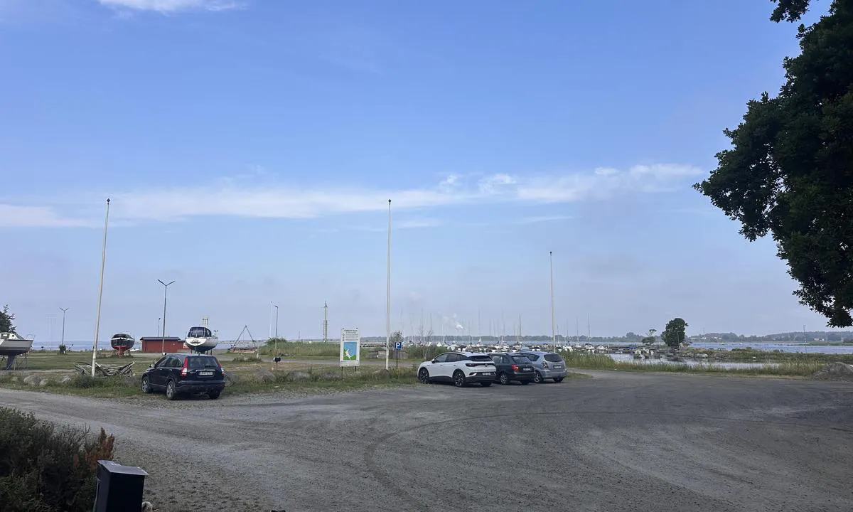 Hermans Heja Gästhamn: {"base": "en", "no": "Utsikt fra land", "se": "Utsikt fr\u00e5n land", "en": "View from land", "da": "Udsigt fra land", "fr": "Vue depuis la terre", "de": "Blick vom Land", "es": "Vista desde tierra", "it": "Vista dalla terra", "pt": "Vista da terra", "nl": "Uitzicht vanaf land", "pl": "Widok z l\u0105du", "uk": "\u0412\u0438\u0434 \u0437 \u0441\u0443\u0448\u0456", "ro": "Vedere de pe uscat", "tr": "Karadan g\u00f6r\u00fcn\u00fcm", "el": "\u0398\u03ad\u03b1 \u03b1\u03c0\u03cc \u03c4\u03b7 \u03c3\u03c4\u03b5\u03c1\u03b9\u03ac", "cs": "Pohled z pevniny", "hu": "Kil\u00e1t\u00e1s a sz\u00e1razf\u00f6ldr\u0151l", "fi": "N\u00e4kym\u00e4 maalta", "bg": "\u0418\u0437\u0433\u043b\u0435\u0434 \u043e\u0442 \u0441\u0443\u0448\u0430\u0442\u0430", "sr": "Pogled sa kopna", "et": "Vaade maalt", "lv": "Skats no krasta", "lt": "Vaizdas nuo kranto"}