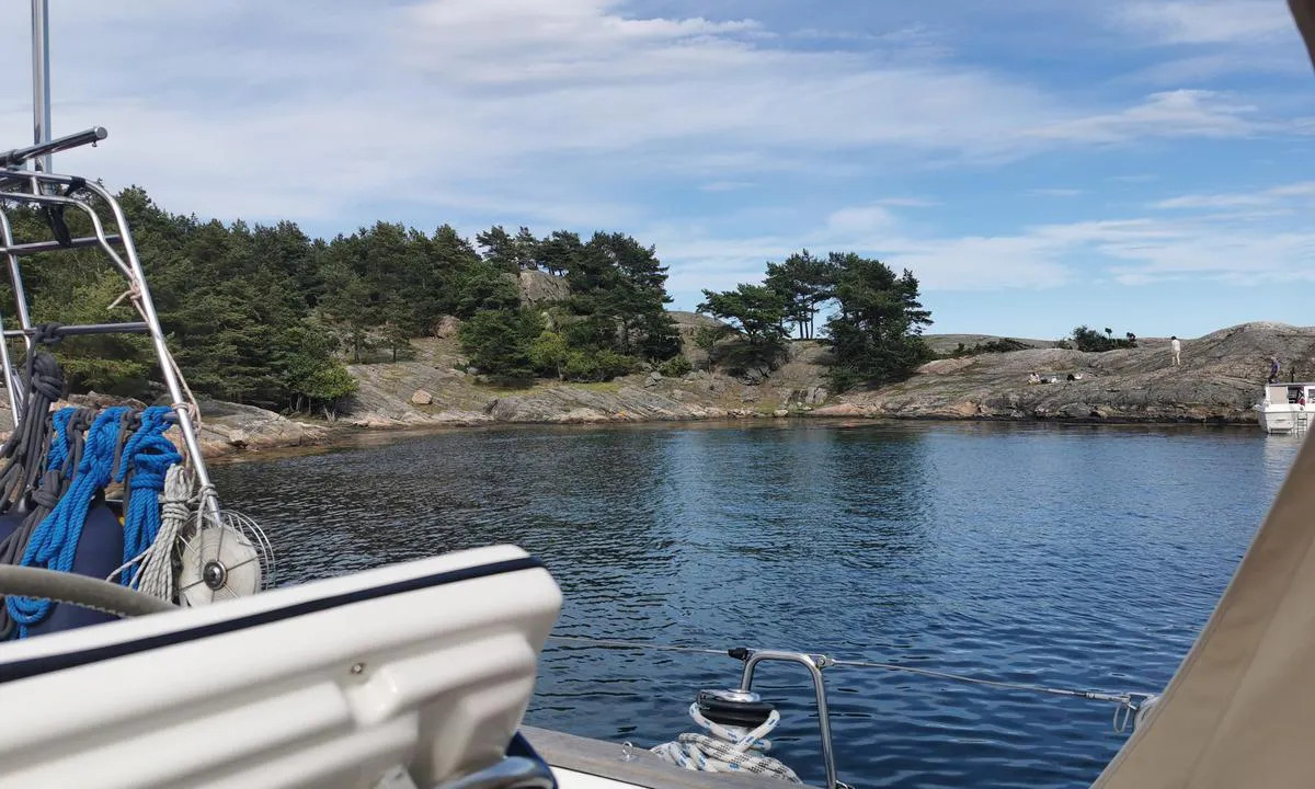 Hestehodet - Bragdøya: Vakkert utsyn fra ankringa. Langs fjellet ligger ofte mindrebåter ut inn