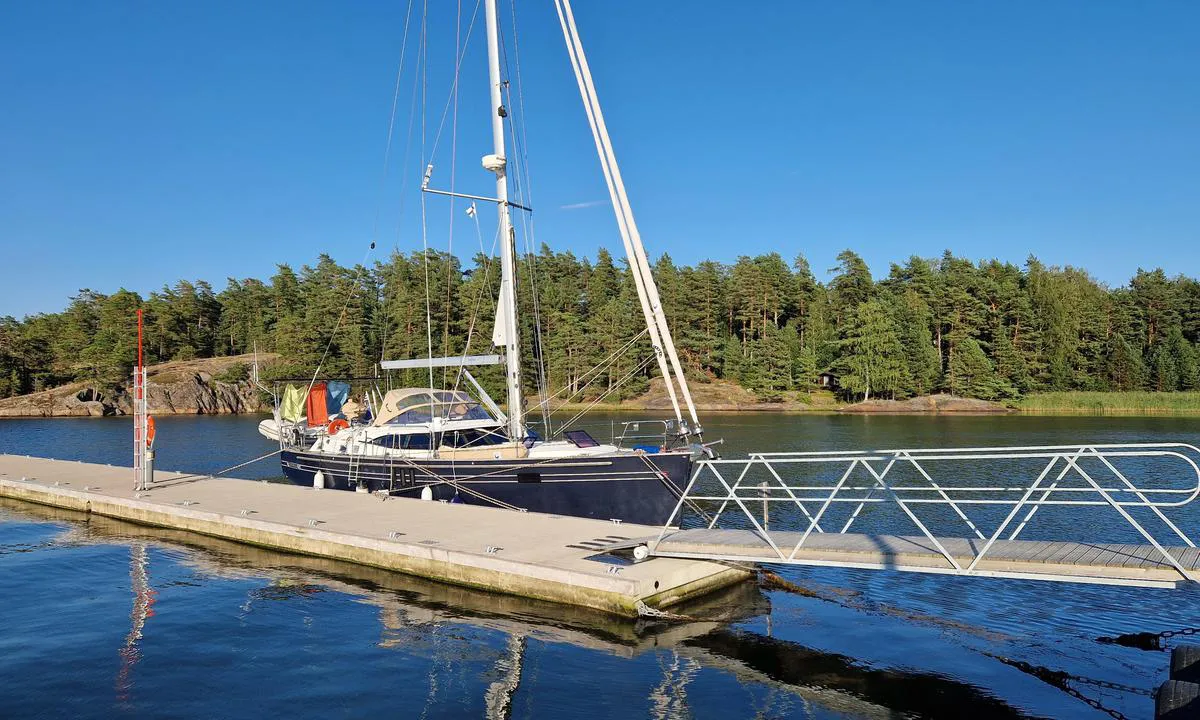 Hiitttinen - Hitis: {"base": "en", "no": "N\u00e5r det ikke er noen der, kan du fort\u00f8ye langs siden :-)", "se": "N\u00e4r det inte finns n\u00e5gon, kan du f\u00f6rt\u00f6ja l\u00e5ngsida :-)", "en": "When there is no one, you can tie along side :-)", "da": "N\u00e5r der ikke er nogen, kan du fort\u00f8je langs siden :-)", "fr": "Quand il n'y a personne, vous pouvez vous amarrer \u00e0 quai :-)", "de": "Wenn niemand da ist, k\u00f6nnen Sie l\u00e4ngsseits festmachen :-)", "es": "Cuando no haya nadie, puedes amarrar al costado :-)", "it": "Quando non c'\u00e8 nessuno, puoi ormeggiare a fianco :-)", "pt": "Quando n\u00e3o houver ningu\u00e9m, voc\u00ea pode atracar ao lado :-)", "nl": "Als er niemand is, kun je langszij afmeren :-)", "pl": "Kiedy nikogo nie ma, mo\u017cesz zacumowa\u0107 burt\u0105 :-)", "uk": "\u041a\u043e\u043b\u0438 \u043d\u0435\u043c\u0430\u0454 \u043d\u0456\u043a\u043e\u0433\u043e, \u0432\u0438 \u043c\u043e\u0436\u0435\u0442\u0435 \u043f\u0440\u0438\u0432'\u044f\u0437\u0430\u0442\u0438\u0441\u044f \u0437\u0431\u043e\u043a\u0443 :-)", "ro": "C\u00e2nd nu este nimeni, te po\u021bi lega al\u0103turi :-)", "tr": "Kimse yoksa, yan\u0131na yana\u015f\u0131p ba\u011flayabilirsiniz :-)", "el": "\u038c\u03c4\u03b1\u03bd \u03b4\u03b5\u03bd \u03c5\u03c0\u03ac\u03c1\u03c7\u03b5\u03b9 \u03ba\u03b1\u03bd\u03b5\u03af\u03c2, \u03bc\u03c0\u03bf\u03c1\u03b5\u03af\u03c4\u03b5 \u03bd\u03b1 \u03b4\u03ad\u03c3\u03b5\u03c4\u03b5 \u03c0\u03b1\u03c1\u03ac\u03c0\u03bb\u03b5\u03c5\u03c1\u03b1 :-)", "cs": "Kdy\u017e nen\u00ed nikdo p\u0159\u00edtomen, m\u016f\u017eete se p\u0159iv\u00e1zat bokem :-)", "hu": "Amikor nincs ott senki, akkor kik\u00f6thetsz az oldal\u00e1n :-)", "fi": "Kun ket\u00e4\u00e4n ei ole paikalla, voit kiinnitty\u00e4 kyljitt\u00e4in :-)", "bg": "\u041a\u043e\u0433\u0430\u0442\u043e \u043d\u044f\u043c\u0430 \u043d\u0438\u043a\u043e\u0439, \u043c\u043e\u0436\u0435\u0442\u0435 \u0434\u0430 \u0441\u0435 \u0432\u044a\u0440\u0436\u0435\u0442\u0435 \u043d\u0430 \u0431\u043e\u0440\u0434\u0430 :-)", "sr": "Kada nema nikoga, mo\u017eete se vezati uz stranu :-)", "et": "Kui kedagi ei ole, v\u00f5id k\u00f5rvale kinnitada :-)", "lv": "Kad neviena nav, varat pietauvoties s\u0101nos :-)", "lt": "Kai nieko n\u0117ra, galite prisiri\u0161ti \u0161alia :-)"}