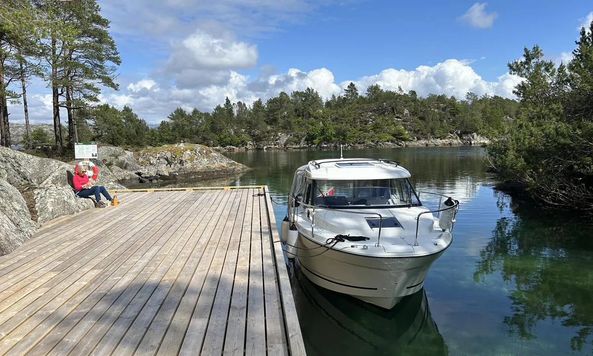 Hisøya: {"base": "no", "no": "Ny og flott kai p\u00e5 His\u00f8ya.\r\nGangstier p\u00e5 \u00f8ya, og skilting frem til \u00abKongegrana\u00bb.", "se": "Ny och fin kaj p\u00e5 His\u00f8ya. <br> G\u00e5ngstigar p\u00e5 \u00f6n och skyltar fram till 'Kongegrana'.", "en": "New and beautiful quay on His\u00f8ya. Walking paths on the island, and signage leading to the 'Kongegrana'.", "da": "Ny og flot kaj p\u00e5 His\u00f8ya. Gangstier p\u00e5 \u00f8en og skiltning frem til \u00abKongegrana\u00bb.", "fr": "Nouveau et magnifique quai \u00e0 His\u00f8ya.<br/>Sentiers sur l'\u00eele, et signalisation jusqu'au \u00ab Kongegrana \u00bb.", "de": "Neuer und sch\u00f6ner Kai auf His\u00f8ya.<br>Gehwege auf der Insel und Beschilderung bis zur \u00abKongegrana\u00bb.", "es": "Nuevo y hermoso muelle en His\u00f8ya. Caminos peatonales en la isla y se\u00f1alizaci\u00f3n hasta \u00abKongegrana\u00bb.", "it": "Nuovo e splendido molo a His\u00f8ya.<br />Sentieri pedonali sull'isola e segnaletica fino a \u00abKongegrana\u00bb.", "pt": "Novo e excelente cais em His\u00f8ya. Trilhas para caminhada na ilha e sinaliza\u00e7\u00e3o at\u00e9 a \u00abKongegrana\u00bb.", "nl": "Nieuwe en mooie kade op His\u00f8ya. Wandelpaden op het eiland en bewegwijzering naar de \u00abKongegrana\u00bb.", "pl": "Nowe i wspania\u0142e nabrze\u017ce na His\u00f8ya. \u015acie\u017cki spacerowe na wyspie oraz oznakowanie prowadz\u0105ce do \u00abKongegrana\u00bb.", "uk": "<b>\u041d\u043e\u0432\u0430 \u0442\u0430 \u0447\u0443\u0434\u043e\u0432\u0430 \u043f\u0440\u0438\u0441\u0442\u0430\u043d\u044c \u043d\u0430 \u043e. \u0425\u0456\u0441\u043e\u0439\u044f.</b><br>\u0421\u0442\u0435\u0436\u043a\u0438 \u043d\u0430 \u043e\u0441\u0442\u0440\u043e\u0432\u0456 \u0437 \u043f\u043e\u0437\u043d\u0430\u0447\u0435\u043d\u043d\u044f\u043c\u0438 \u0434\u043e \u00ab\u041a\u043e\u0440\u043e\u043b\u0456\u0432\u0441\u044c\u043a\u043e\u0457 \u042f\u043b\u0438\u043d\u0438\u00bb.", "ro": "Chei nou \u0219i frumos pe His\u00f8ya. <br> Poteci de pe insul\u0103 \u0219i indicatoare c\u0103tre \u00abKongegrana\u00bb.", "tr": "His\u00f8ya'da yeni ve g\u00fczel bir iskele.<br>Adada yaya yollar\u0131 ve \u00abKongegrana\u00bbya kadar i\u015faretler.", "el": "\u039d\u03ad\u03b1 \u03ba\u03b1\u03b9 \u03cc\u03bc\u03bf\u03c1\u03c6\u03b7 \u03b1\u03c0\u03bf\u03b2\u03ac\u03b8\u03c1\u03b1 \u03c3\u03c4\u03b7 \u03a7\u03af\u03c3\u03cc\u03b3\u03b9\u03b1. <br>\u03a0\u03b5\u03b6\u03bf\u03c0\u03bf\u03c1\u03b9\u03ba\u03ac \u03bc\u03bf\u03bd\u03bf\u03c0\u03ac\u03c4\u03b9\u03b1 \u03c3\u03c4\u03bf \u03bd\u03b7\u03c3\u03af, \u03ba\u03b1\u03b9 \u03c3\u03ae\u03bc\u03b1\u03bd\u03c3\u03b7 \u03c0\u03c1\u03bf\u03c2 \u03c4\u03bf\u03bd \u00ab\u039a\u03cc\u03b3\u03ba\u03b5\u03bd\u03b3\u03c1\u03b1\u03bc\u03bc\u03b1\u00bb.", "cs": "Nov\u00e9 a n\u00e1dhern\u00e9 molo na ostrov\u011b His\u00f8y. <br> Chodn\u00edky na ostrov\u011b a zna\u010den\u00ed k 'Kongegrana'.", "hu": "\u00daj \u00e9s sz\u00e9p m\u00f3l\u00f3 His\u00f8y\u00e1n. S\u00e9t\u00e1nyok a szigeten, \u00e9s jelz\u00e9sek a \u00abKongegrana\u00bb fel\u00e9.", "fi": "Uusi ja hieno laituri His\u00f8yassa. K\u00e4velypolkuja saarella ja opasteet \u00abKongegrana\u00bblle.", "bg": "\u041d\u043e\u0432 \u0438 \u043a\u0440\u0430\u0441\u0438\u0432 \u043a\u0435\u0439 \u043d\u0430 \u0425\u0438\u0441\u044c\u043e\u044f. \u041f\u0435\u0448\u0435\u0445\u043e\u0434\u043d\u0438 \u043f\u044a\u0442\u0435\u043a\u0438 \u043d\u0430 \u043e\u0441\u0442\u0440\u043e\u0432\u0430 \u0438 \u043e\u0431\u043e\u0437\u043d\u0430\u0447\u0435\u043d\u0438\u0435 \u0434\u043e \u00ab\u041a\u0440\u0430\u043b\u0441\u043a\u0430\u0442\u0430 \u0435\u043b\u0430\u00bb.", "sr": "Novi i prelepi kej na ostrvu His\u00f8ya. Pe\u0161a\u010dke staze na ostrvu i oznake do 'Kraljevske Jele'.", "et": "Uus ja suurep\u00e4rane kai His\u00f8yal. Jalak\u00e4ijate teed saarel ja viidad \u201eKongegrana\u201c juurde.", "lv": "Jauna un lieliska piest\u0101tne His\u00f8ya sal\u0101. <br> Takas uz salas un nor\u0101des l\u012bdz \u00abKongegrana\u00bb.", "lt": "Naujas ir puikus prieplauka His\u00f8ya saloje. P\u0117s\u010di\u0173j\u0173 takai saloje ir \u017eenklai, nukreipiantys \u012f \u00abKongegrana\u00bb."}