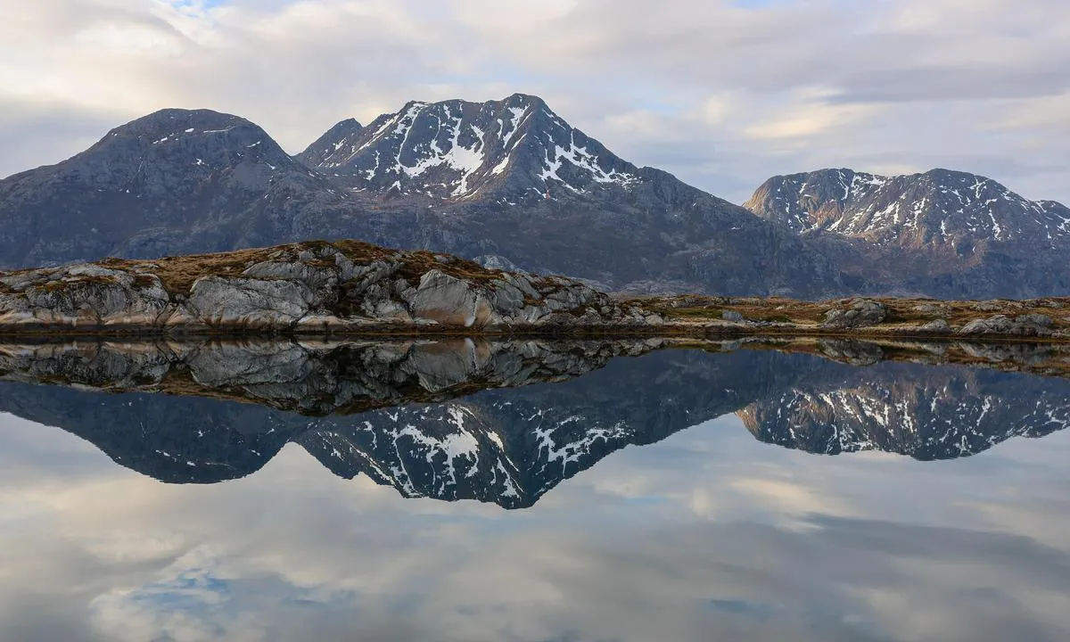 Hjartøyvågen Herøy: View to the north to Dønnamannen