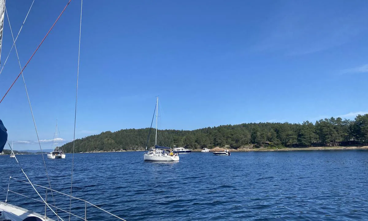 Bilde tatt fra sør i bukta, ut mot Hjelp til høyre i bildet. Holmenkollåsen skimtes i bakgrunn.